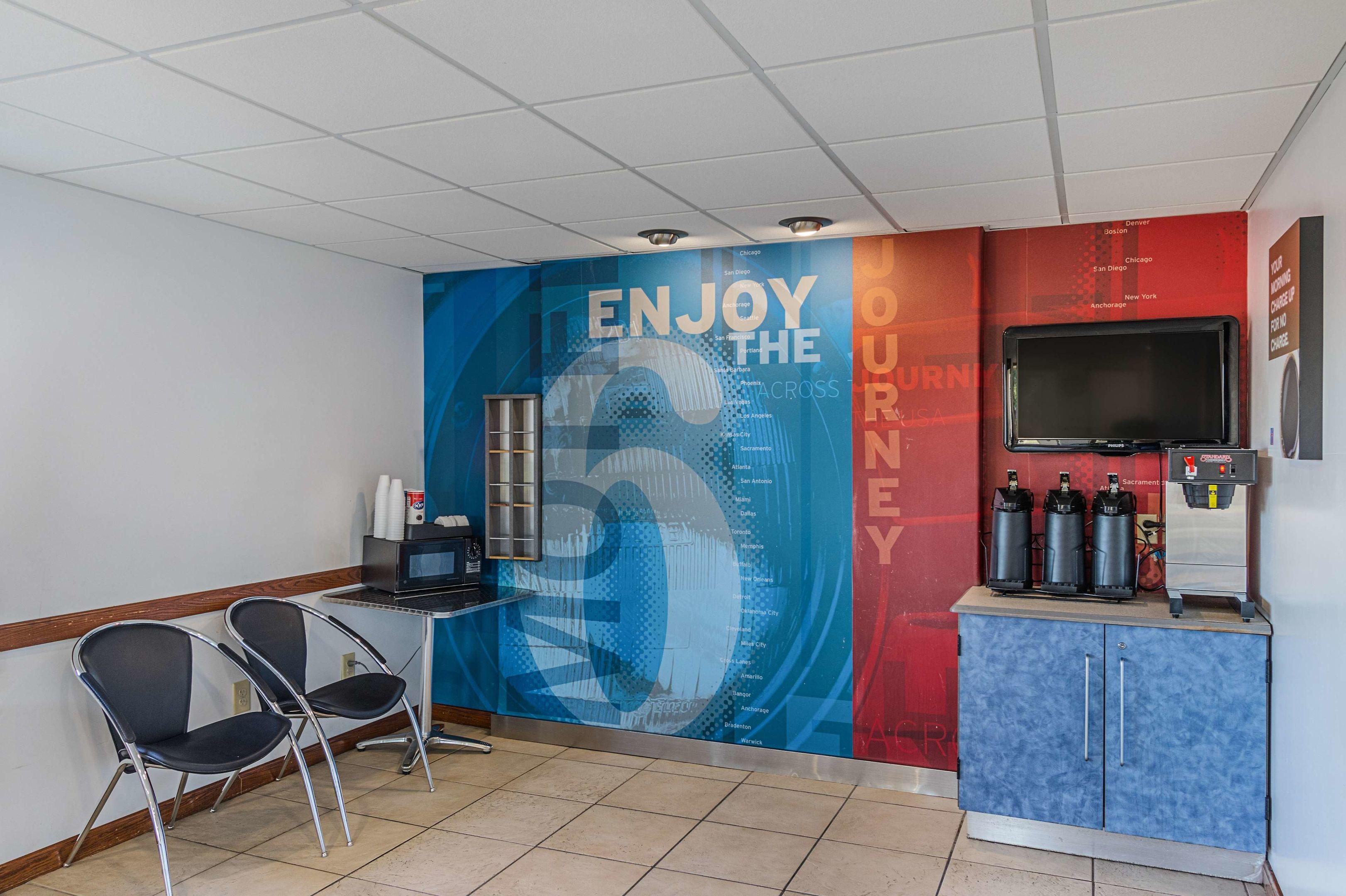 Motel 6 Urbana — photo 4