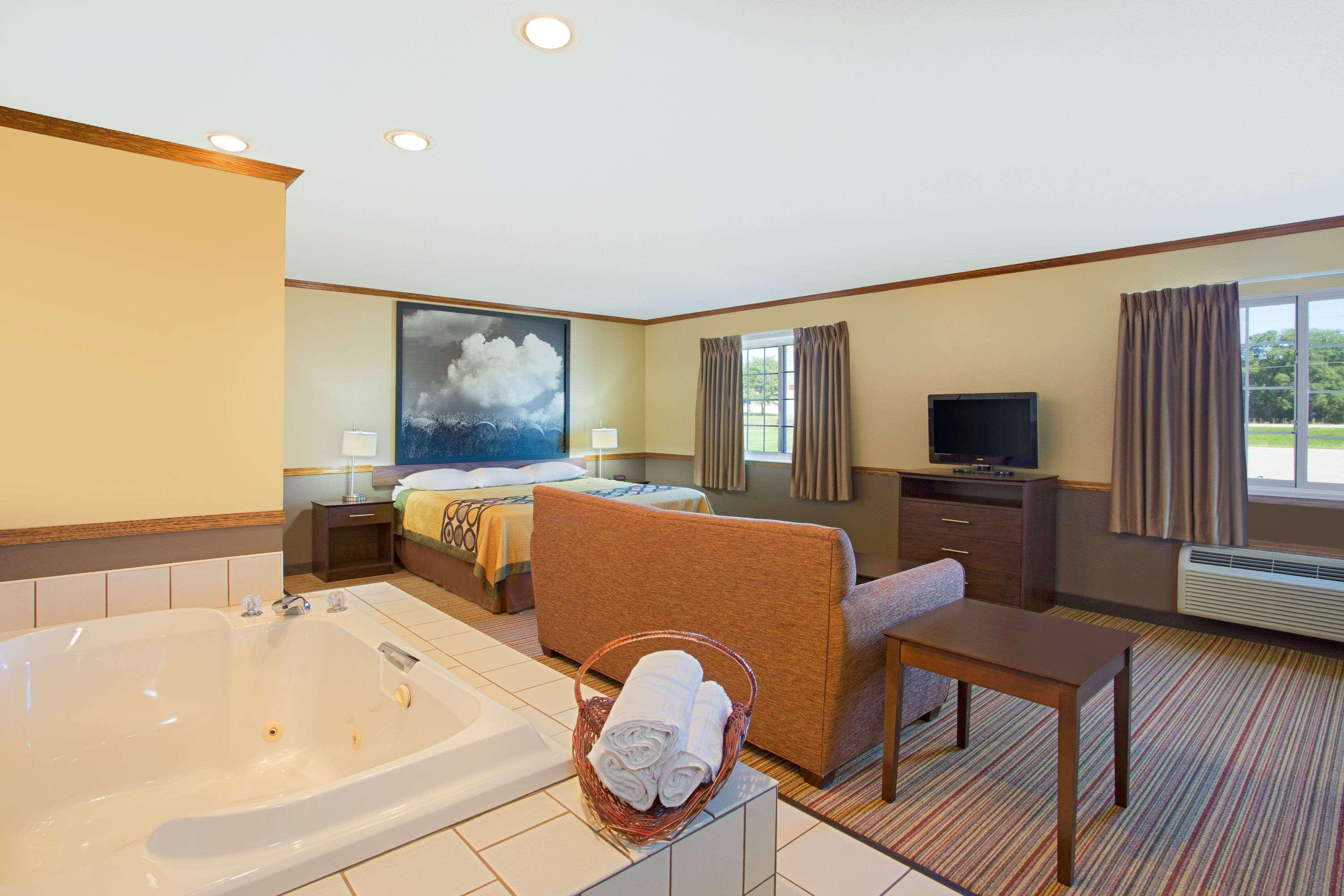 Super 8 by Wyndham New Hampton — photo 4