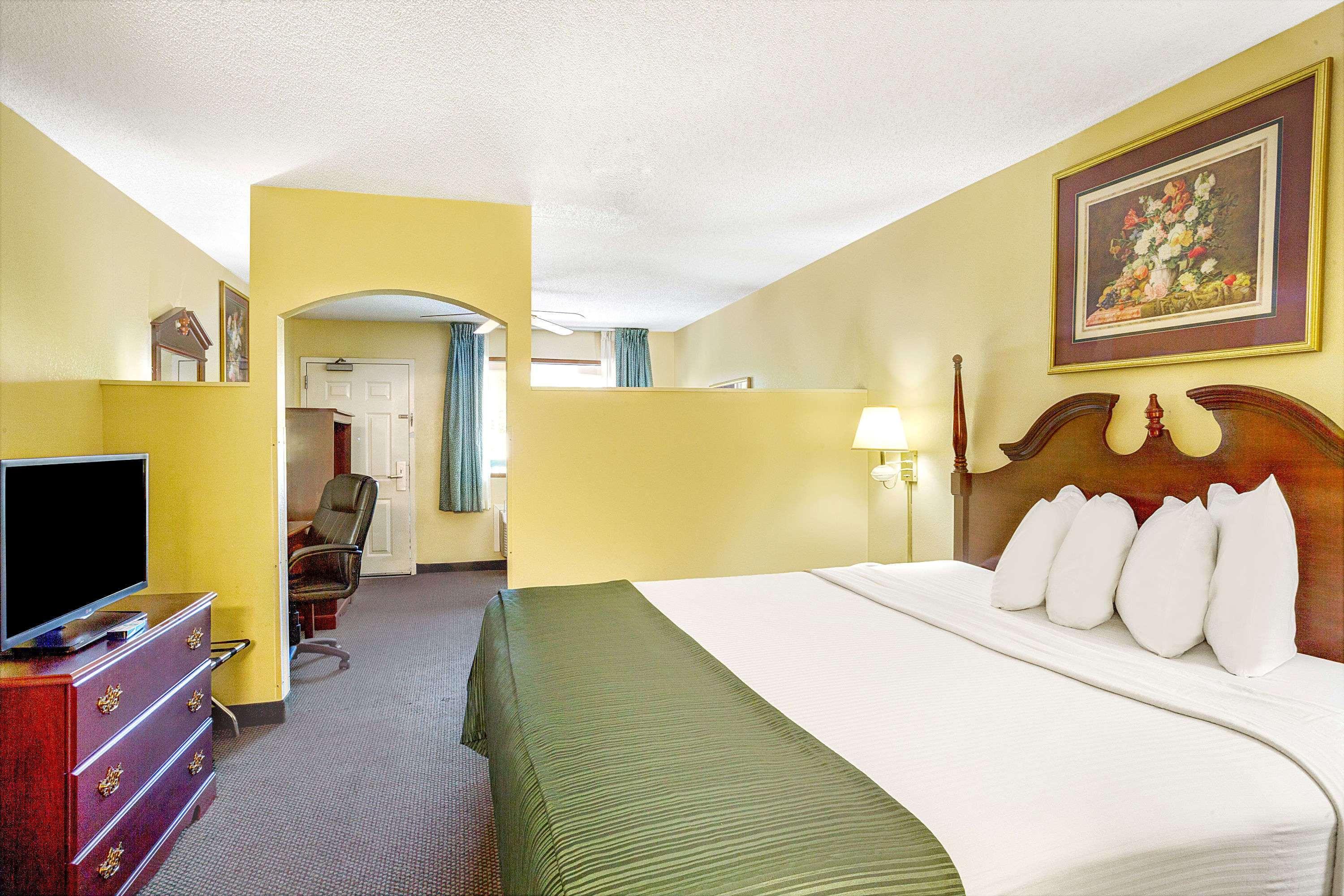 Days Inn & Suites by Wyndham Peachtree City — photo 5