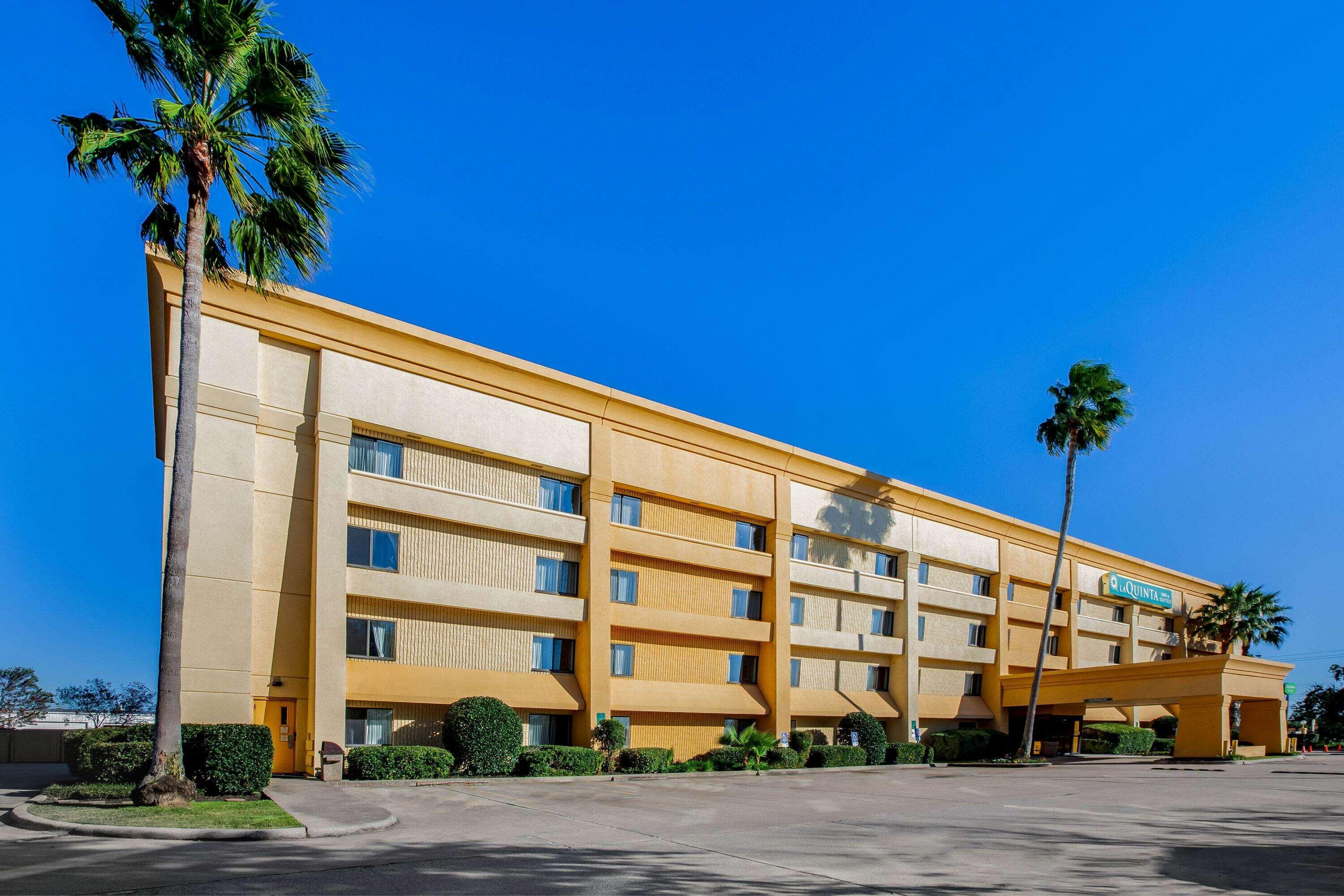 La Quinta Inn & Suites by Wyndham Houston Baytown East — photo 4