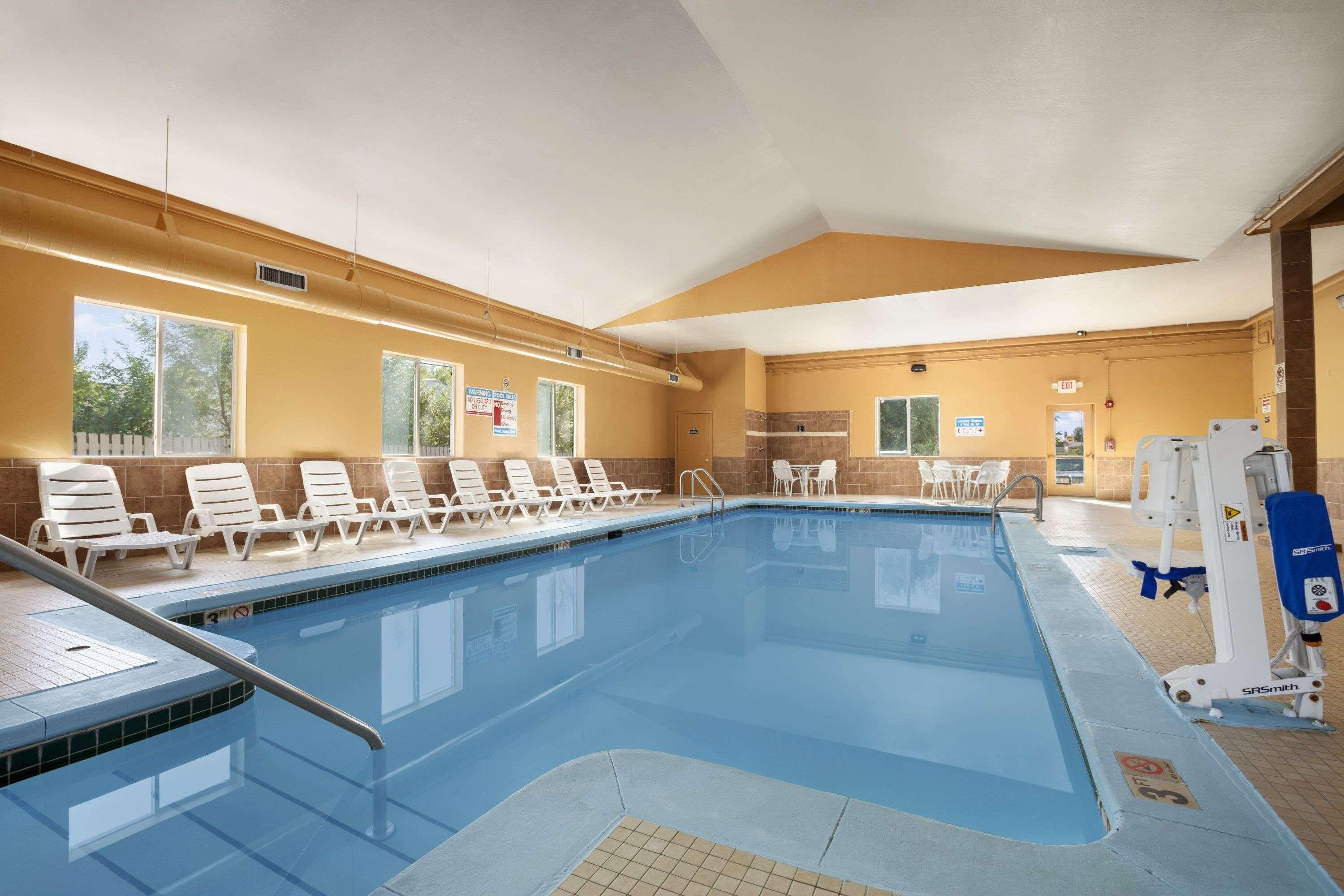 Days Inn and Suites Cedar Rapids — photo 3