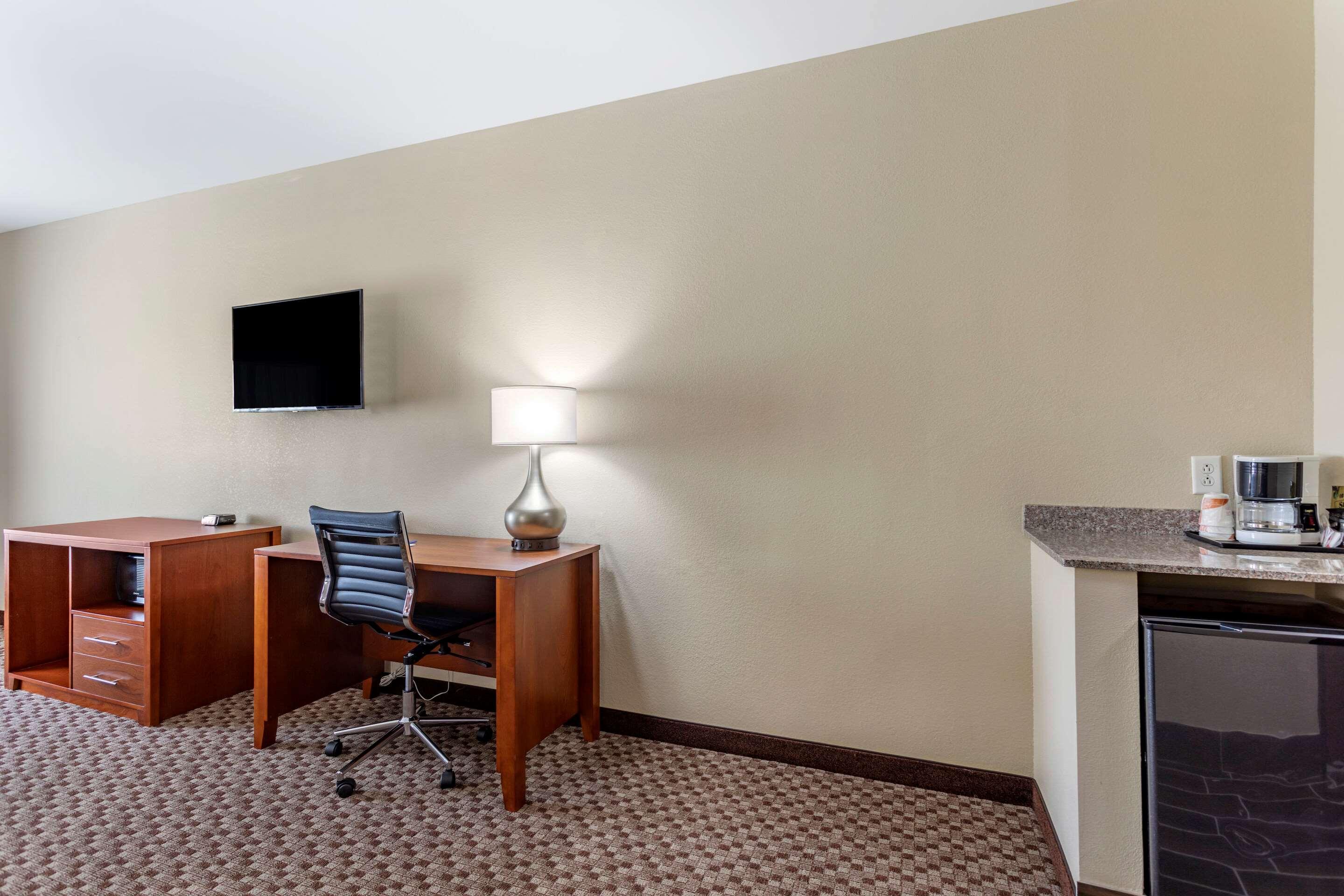 Rodeway Inn & Suites — photo 4