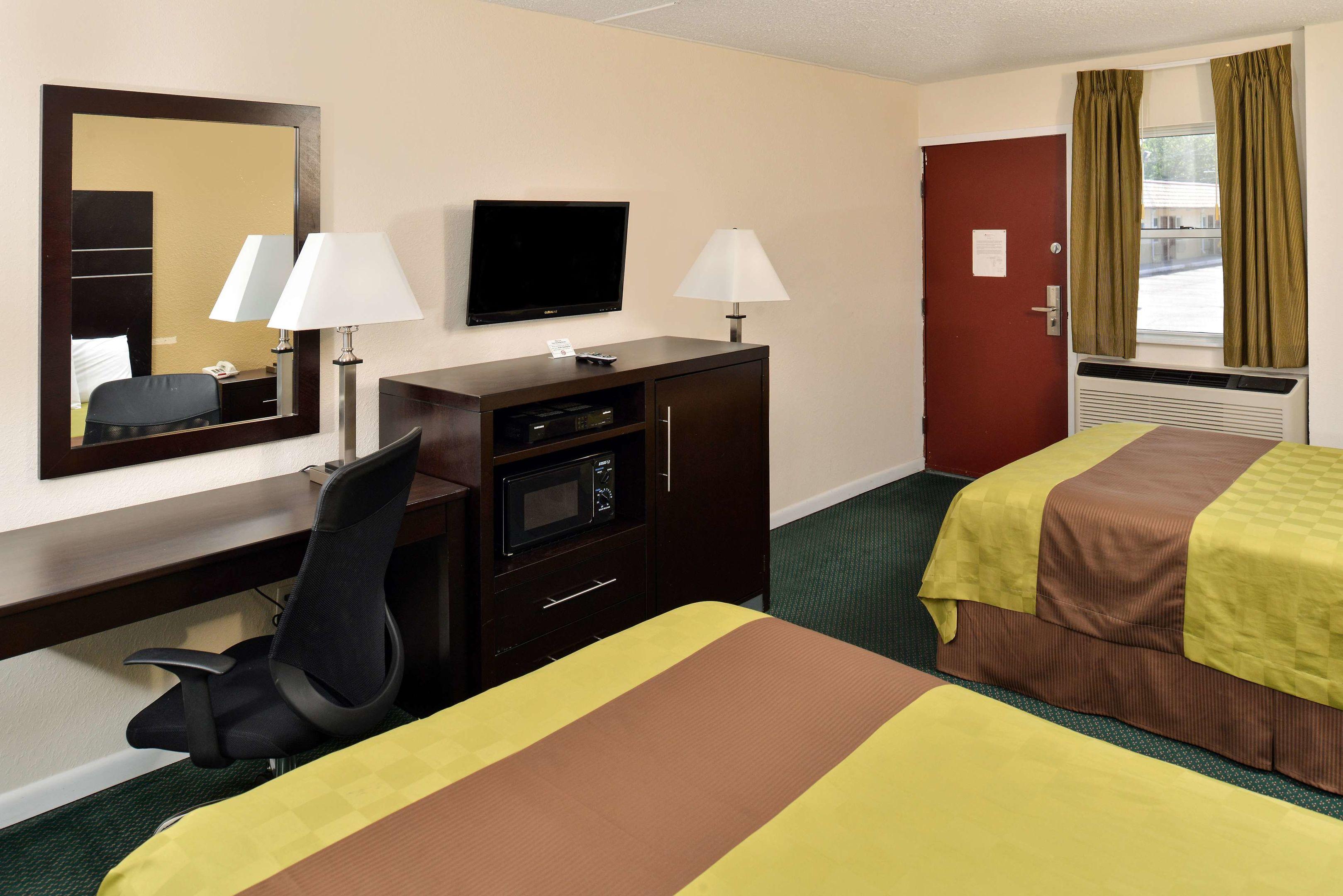Americas Best Value Inn - Port Jefferson Station / Long Island — photo 4