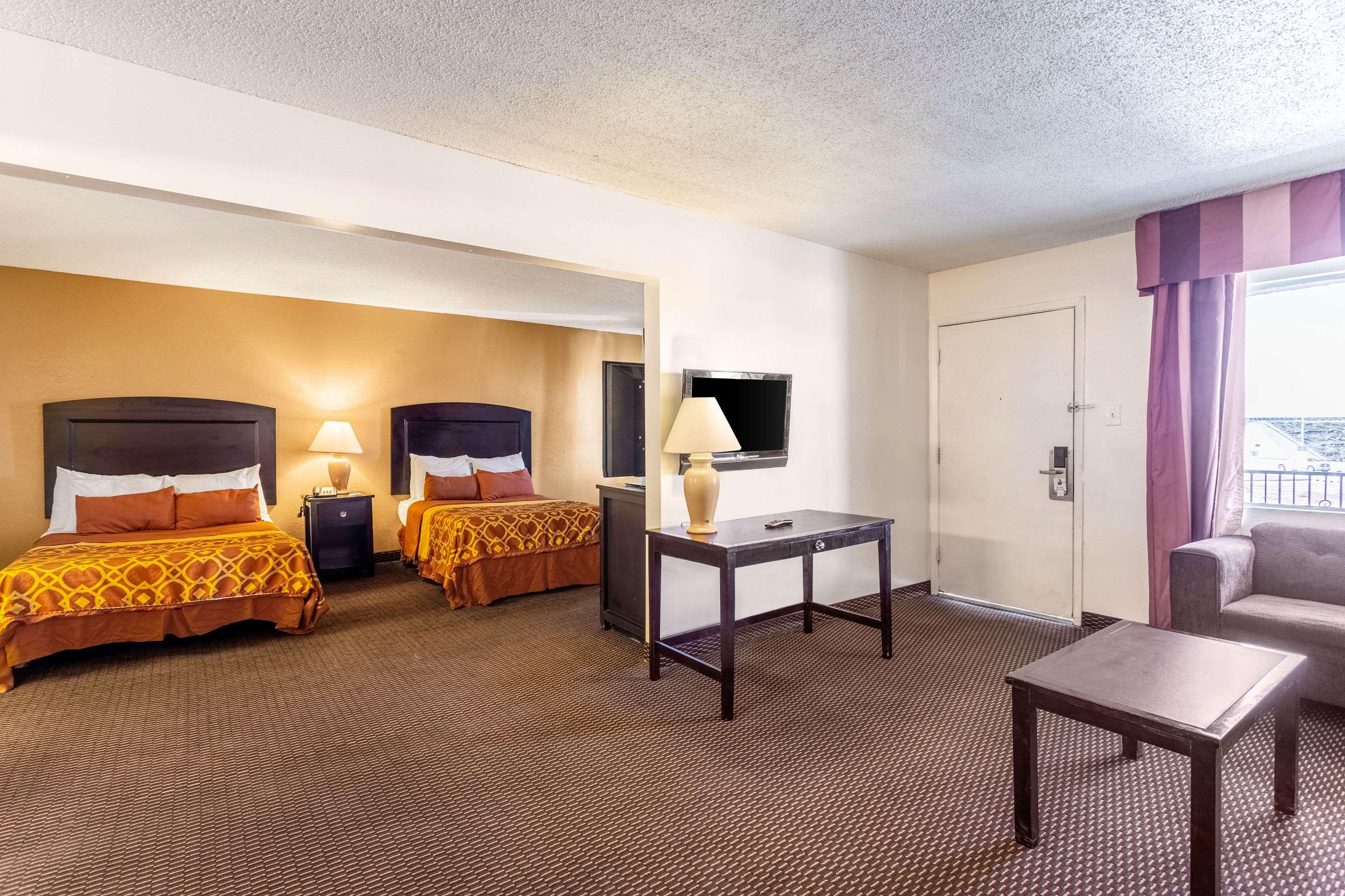 Rodeway Inn and Suites — photo 5