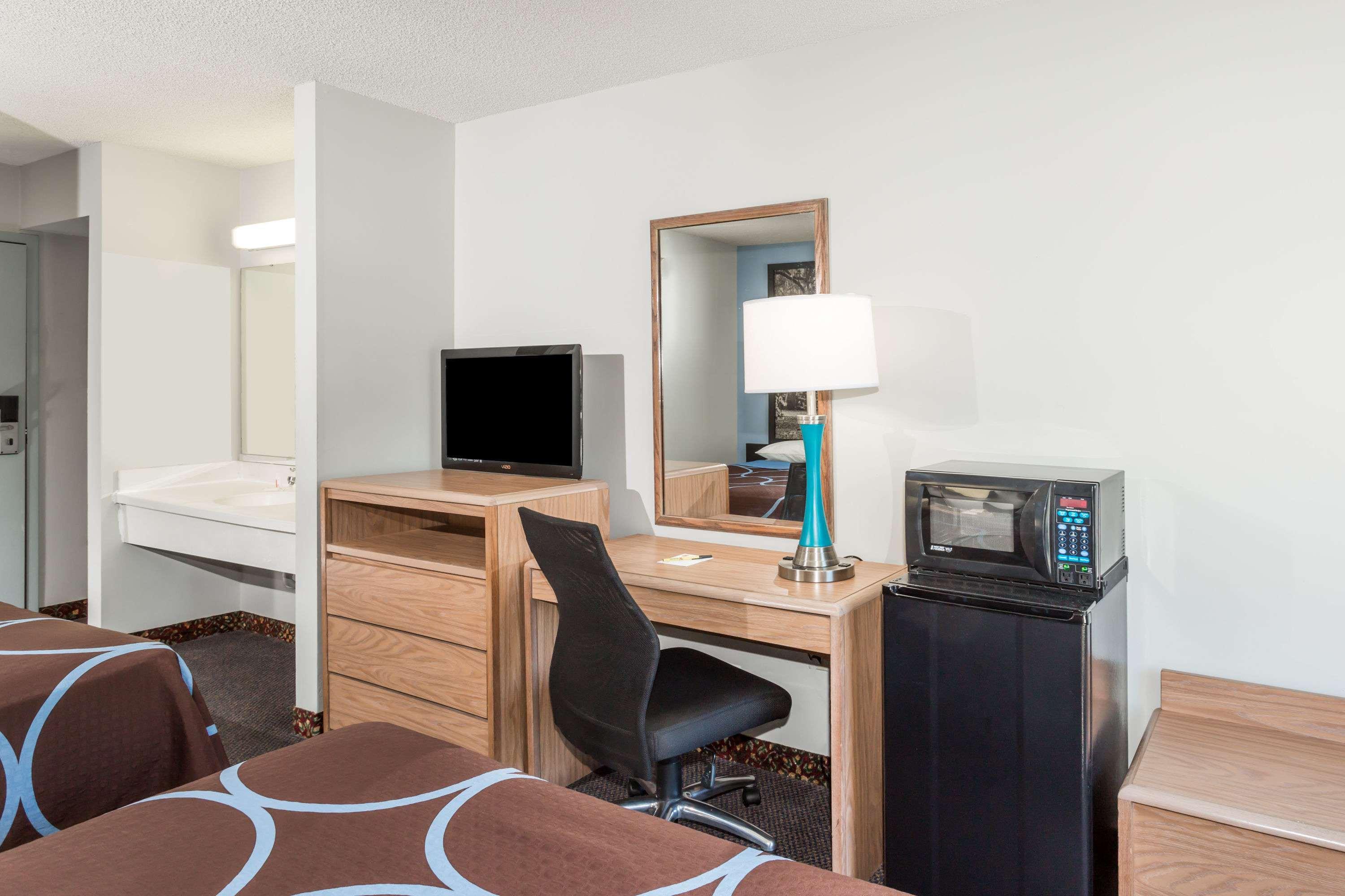Super 8 by Wyndham Valdosta/Conf Center Area — photo 5