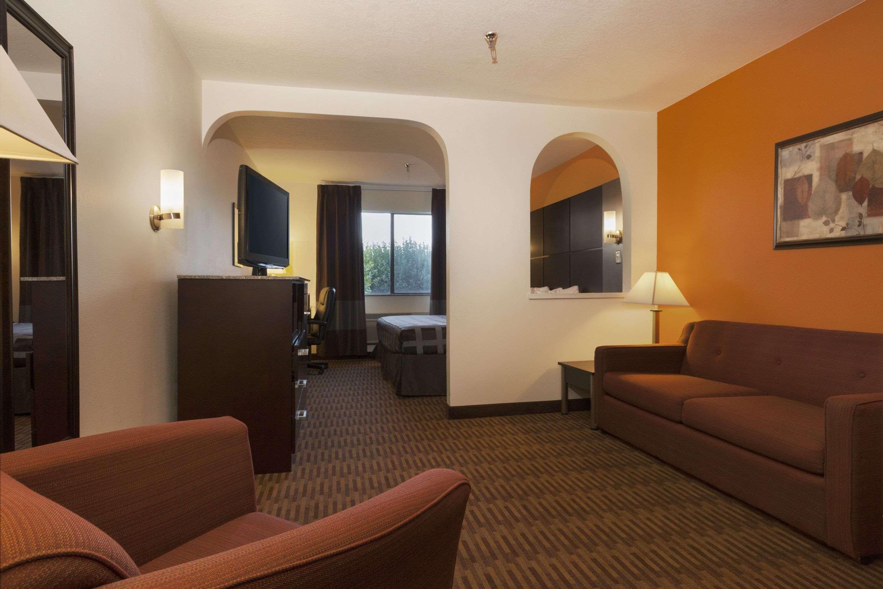 Days Inn by Wyndham Los Lunas — photo 5