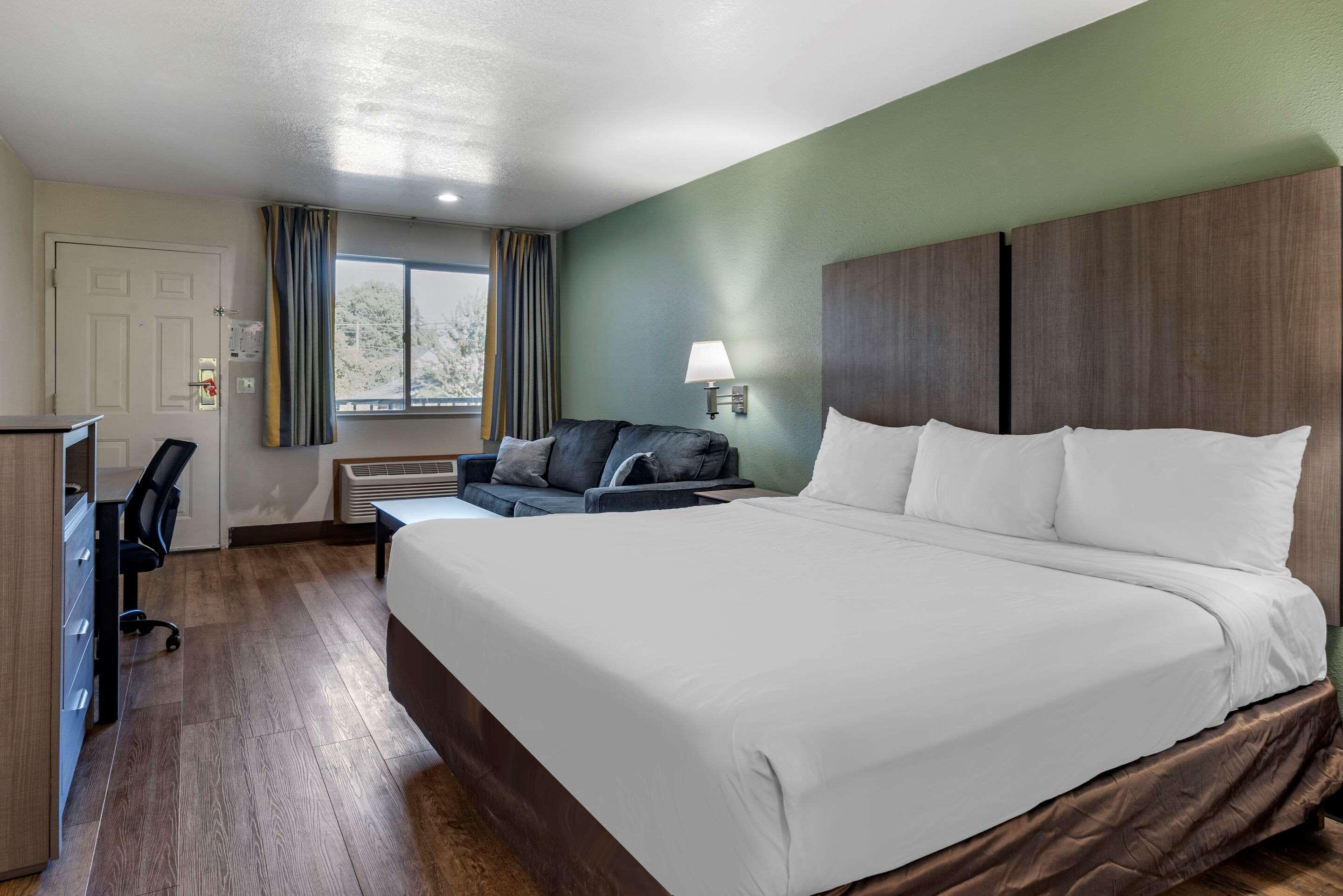 Econo Lodge at Port of Portland — photo 3