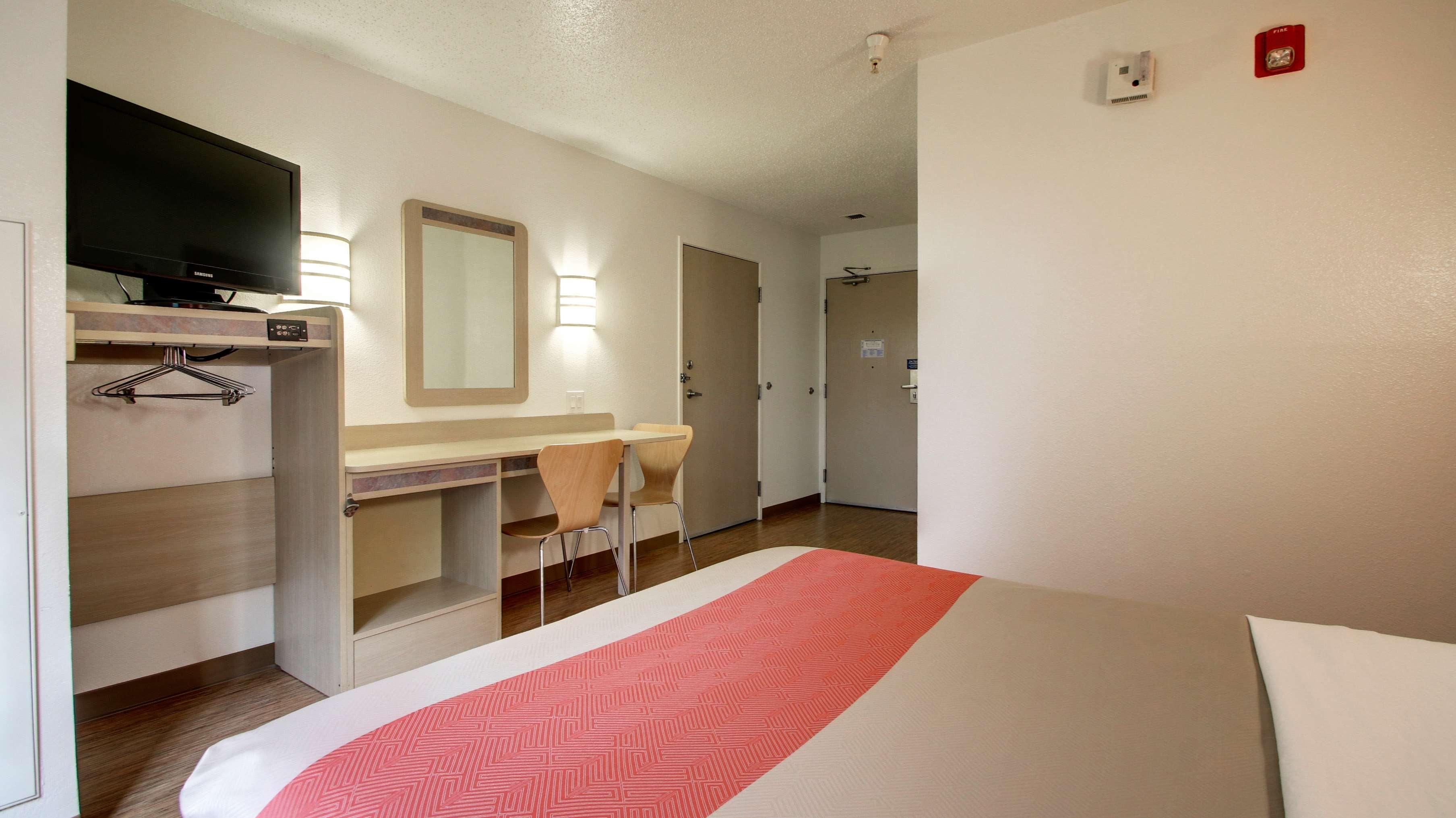 Motel 6 Springfield — photo 5