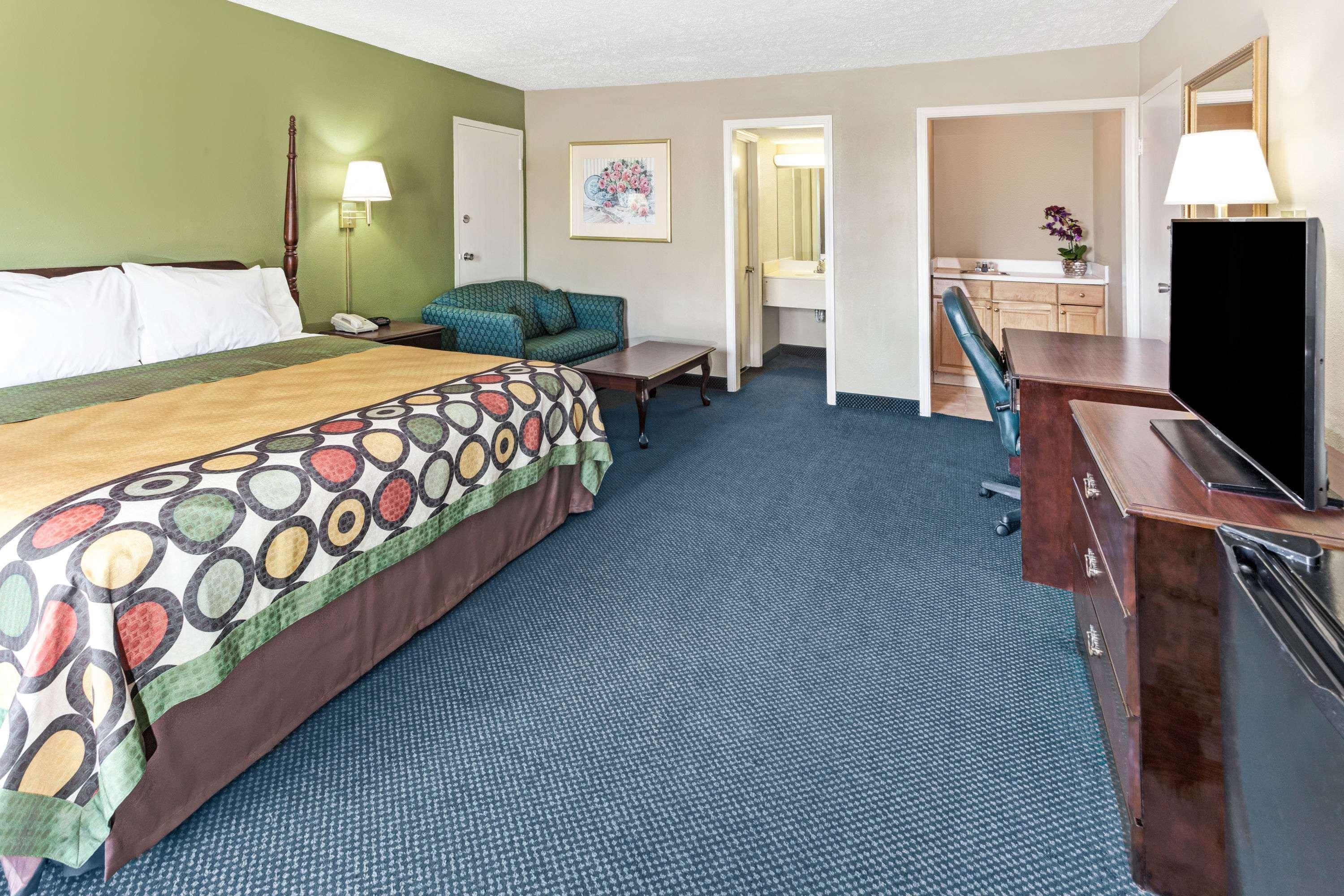 Super 8 by Wyndham Carrollton GA — photo 5