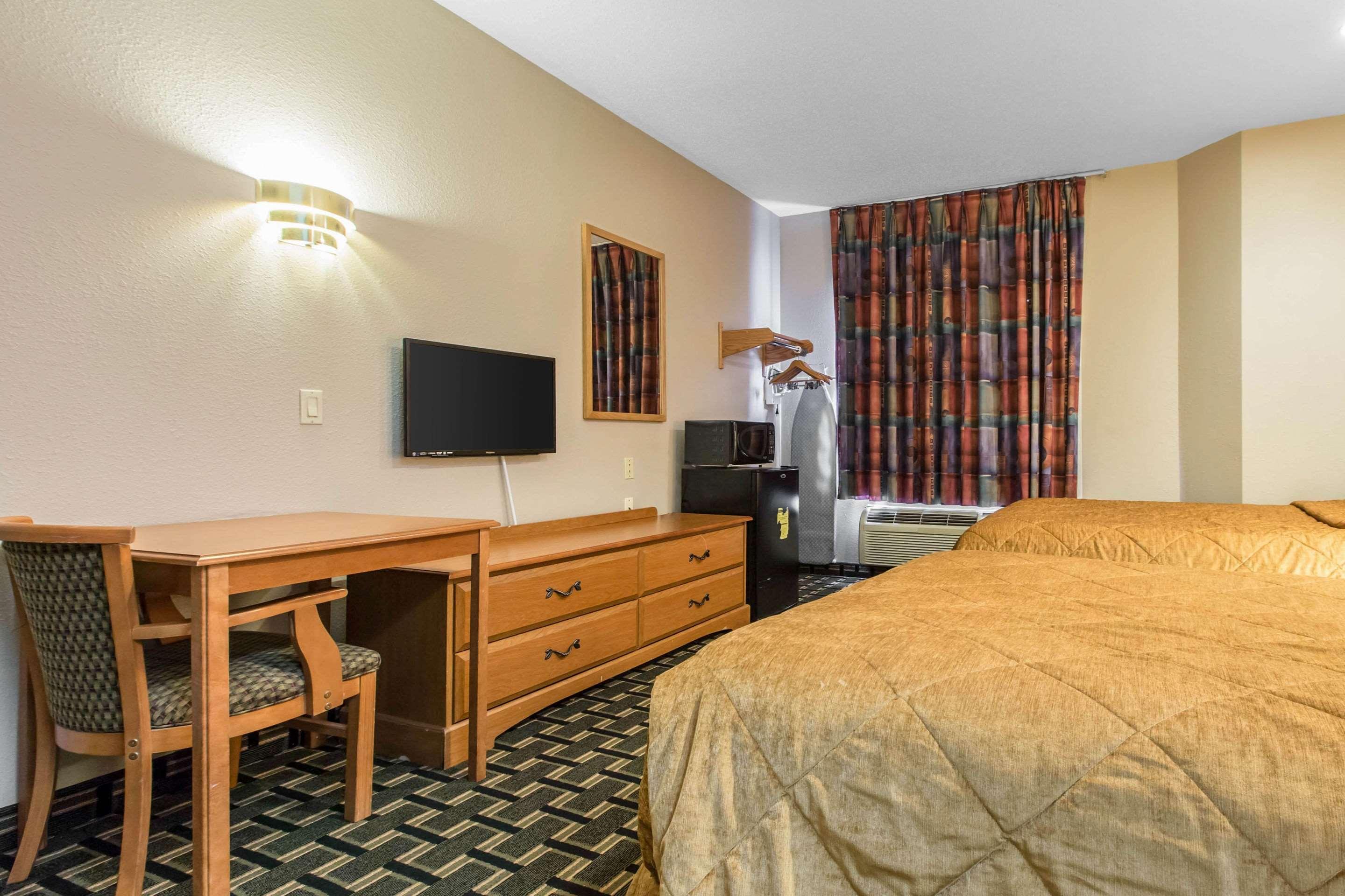 Econo Lodge Inn & Suites — photo 5