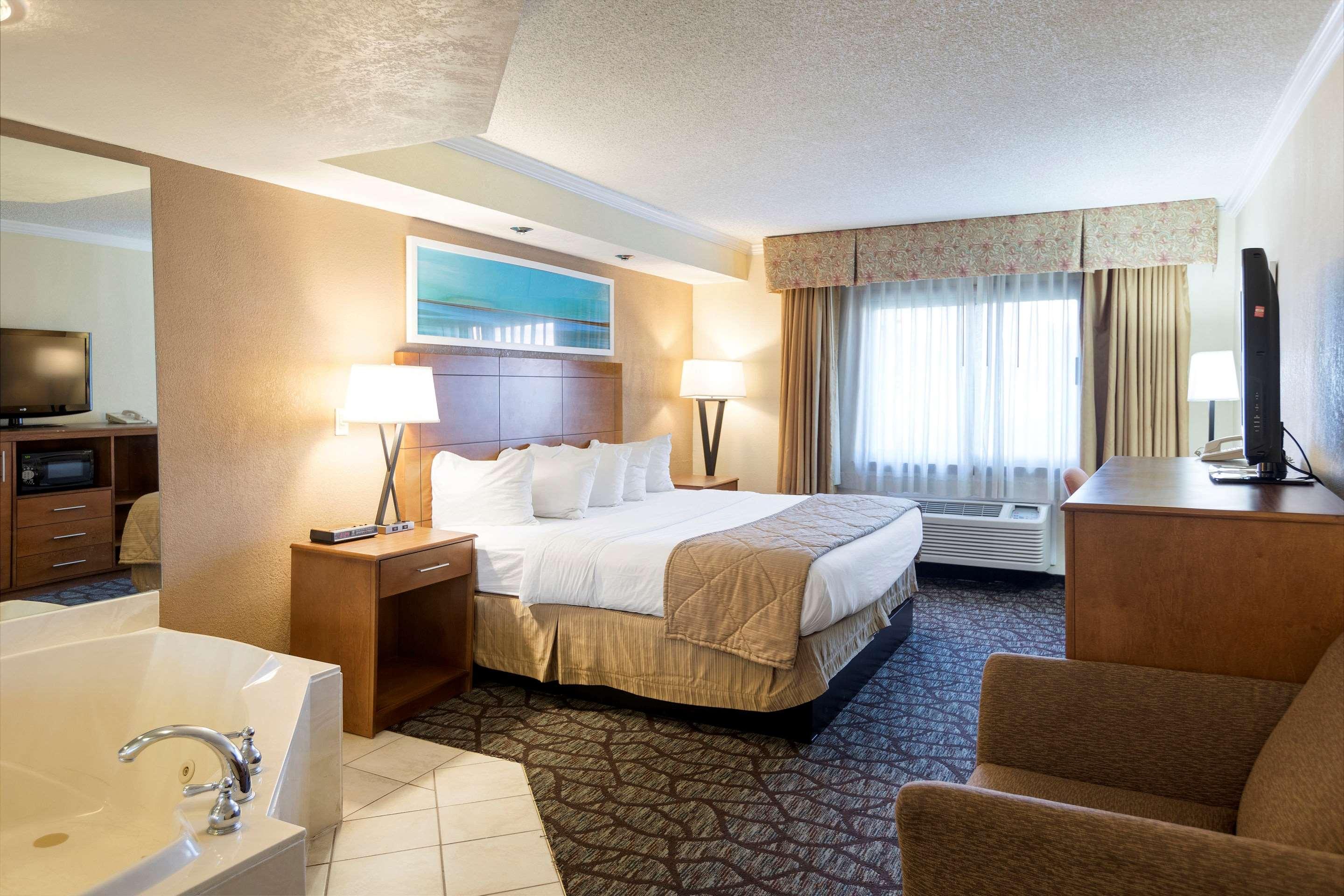Clarion Hotel Detroit Metro Airport — photo 5