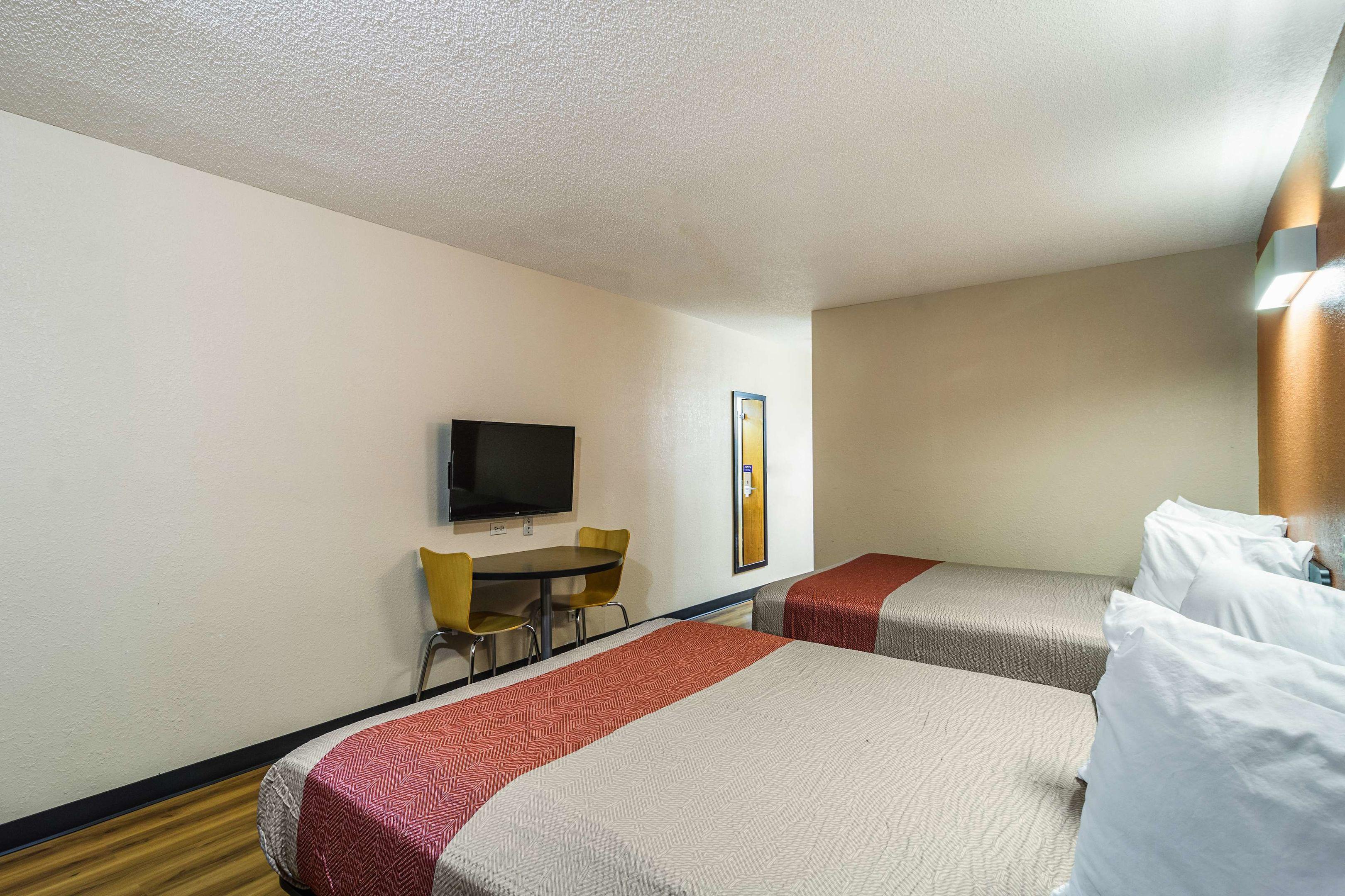 Motel 6 Libertyville — photo 4