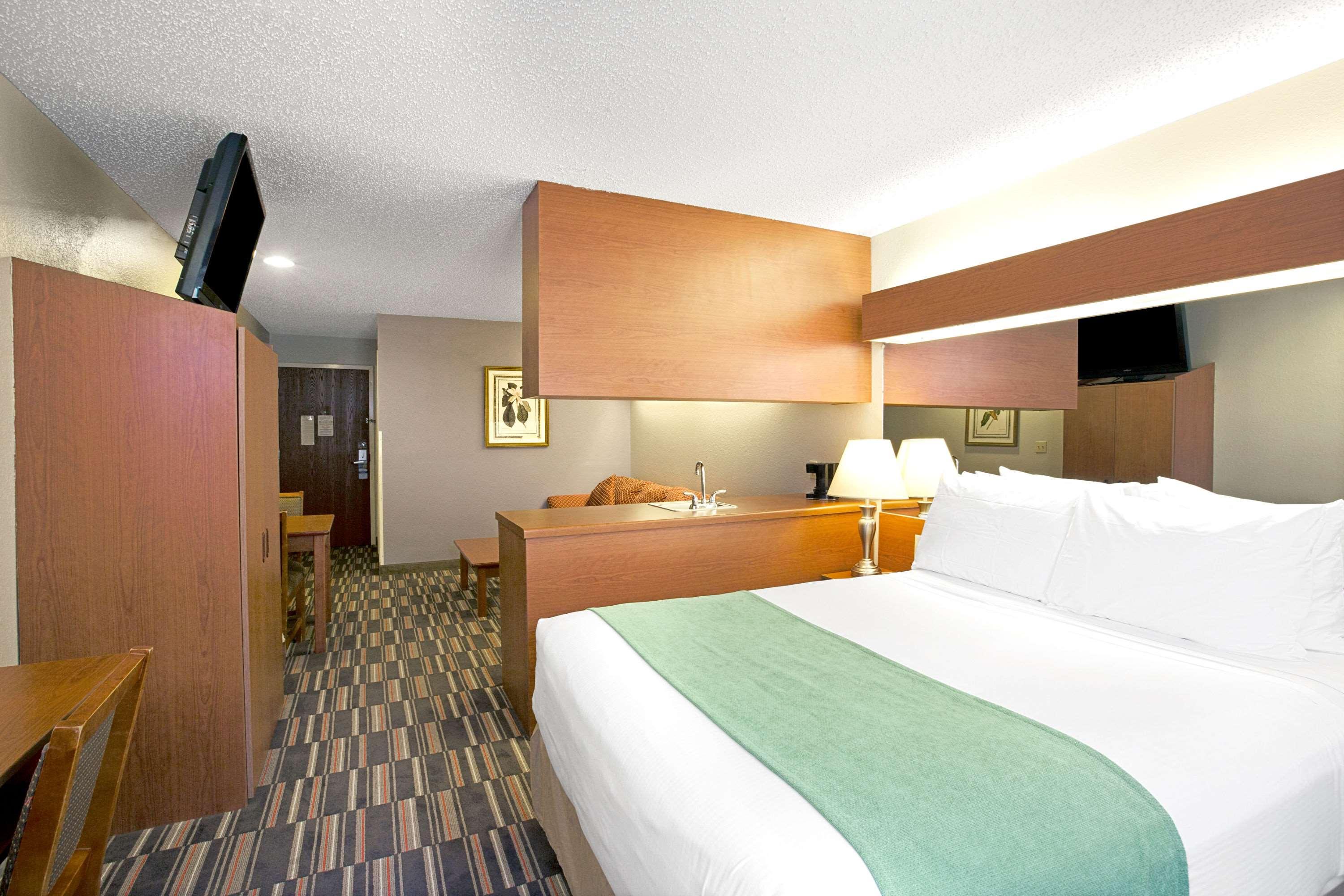 Microtel Inn & Suites by Wyndham Cherokee — photo 3