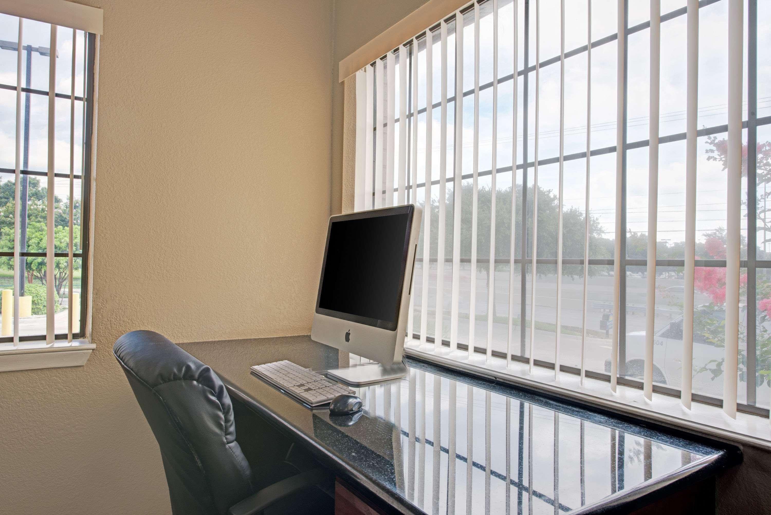 Days Inn by Wyndham San Antonio Near Fiesta Park — photo 4