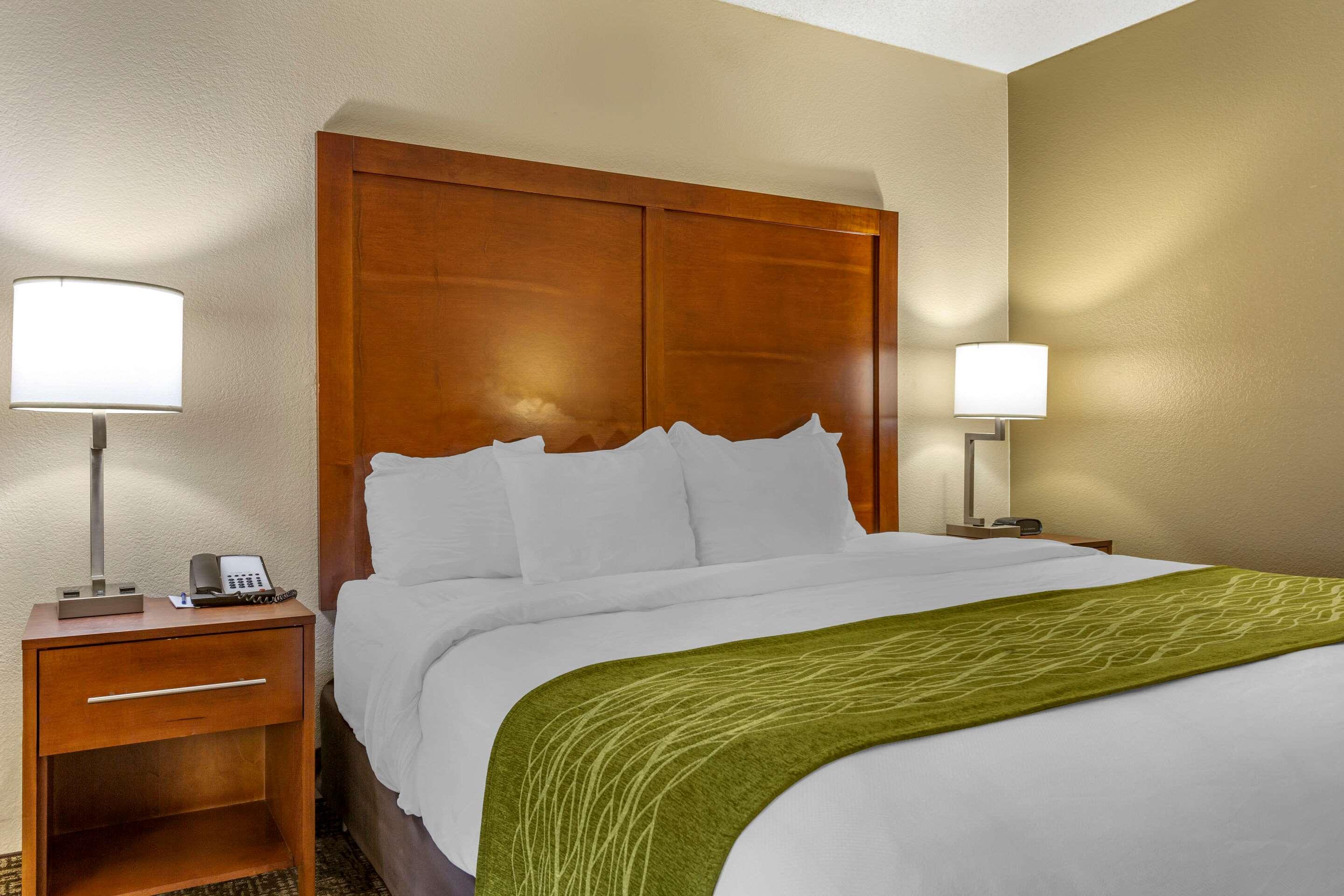 Comfort Inn & Suites — photo 4
