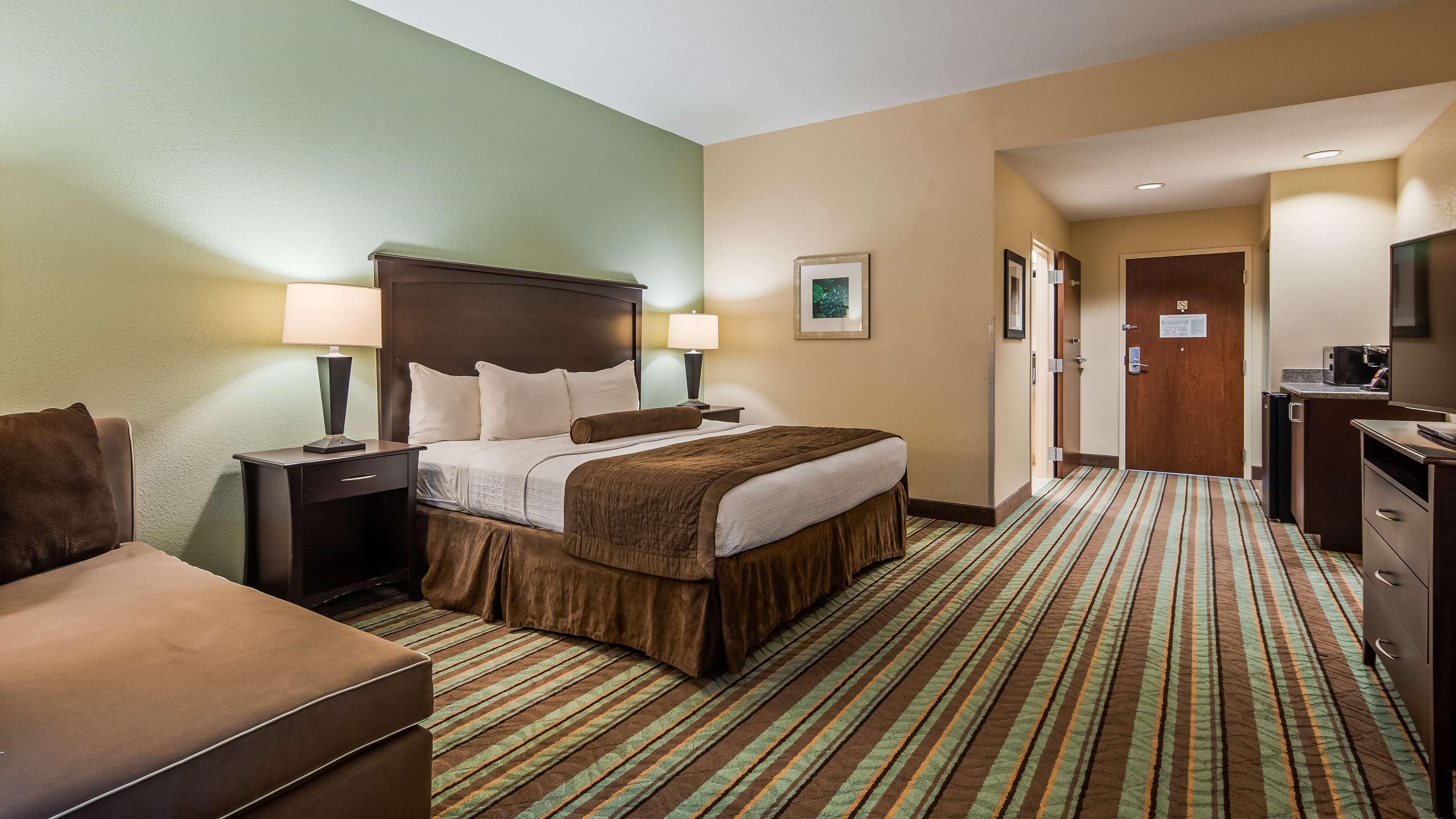 Best Western Plus Chain of Lakes Inn & Suites — photo 4