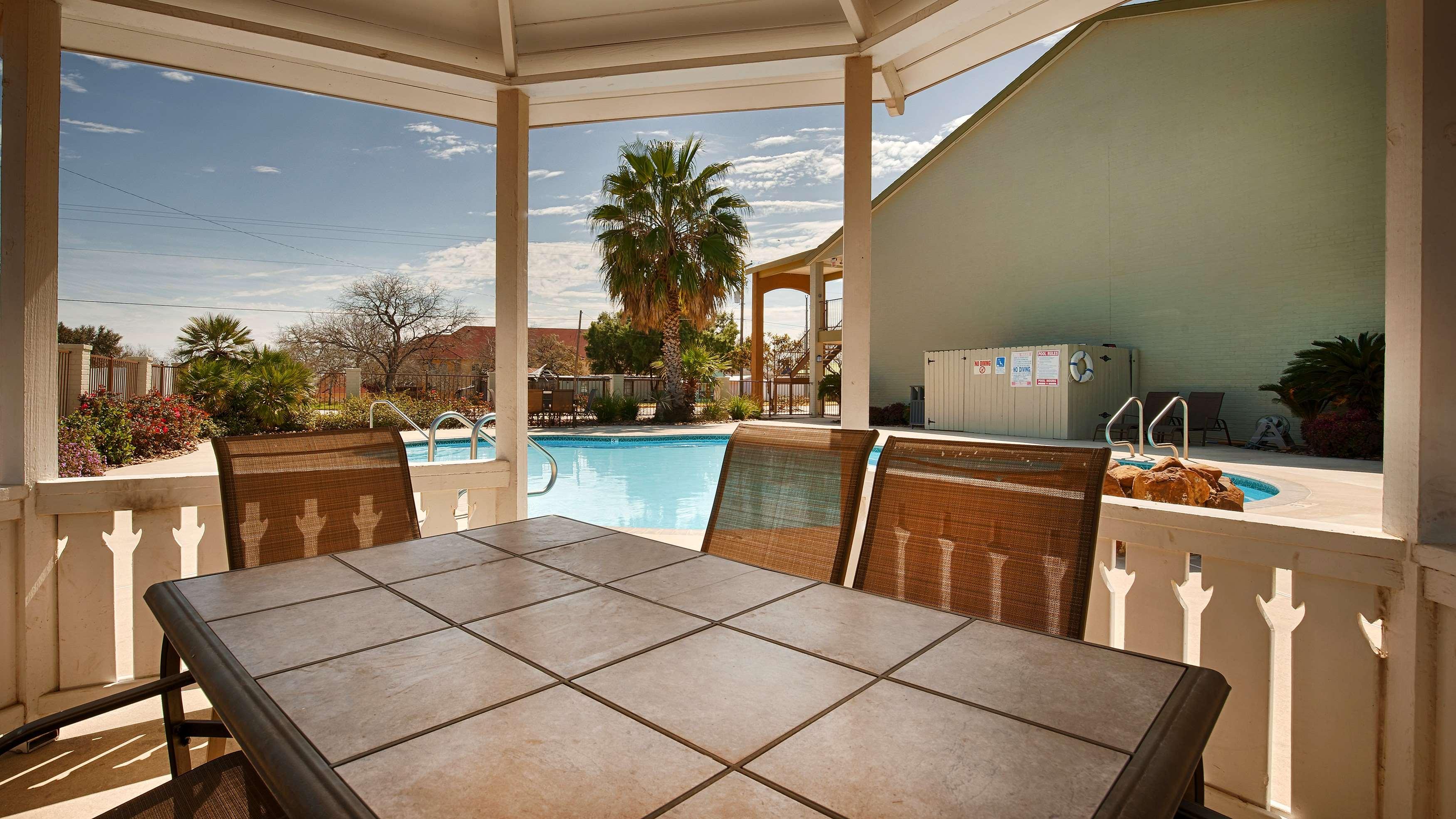 SureStay Hotel by Best Western Floresville — photo 4