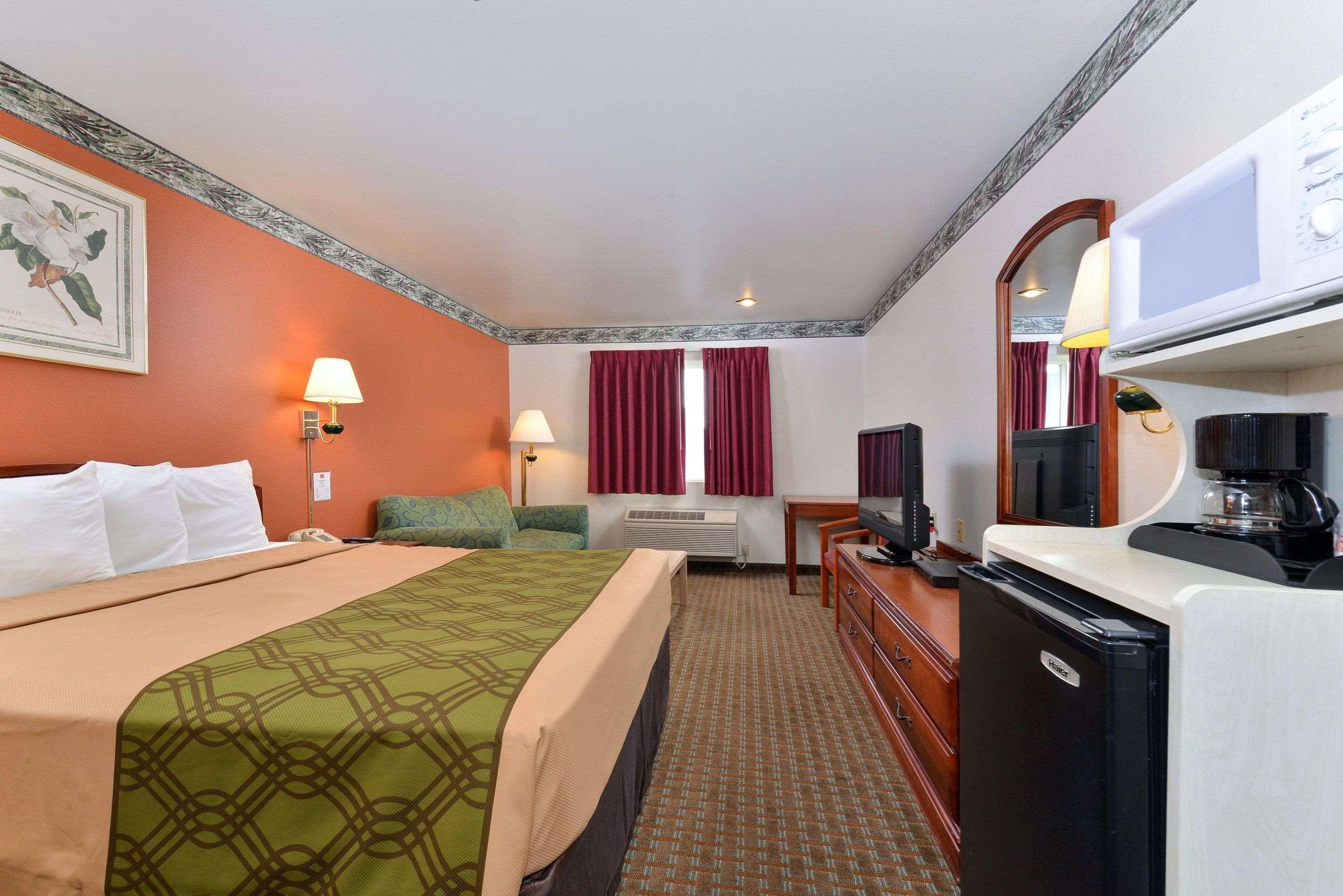 Econo Lodge Inn & Suites — photo 5