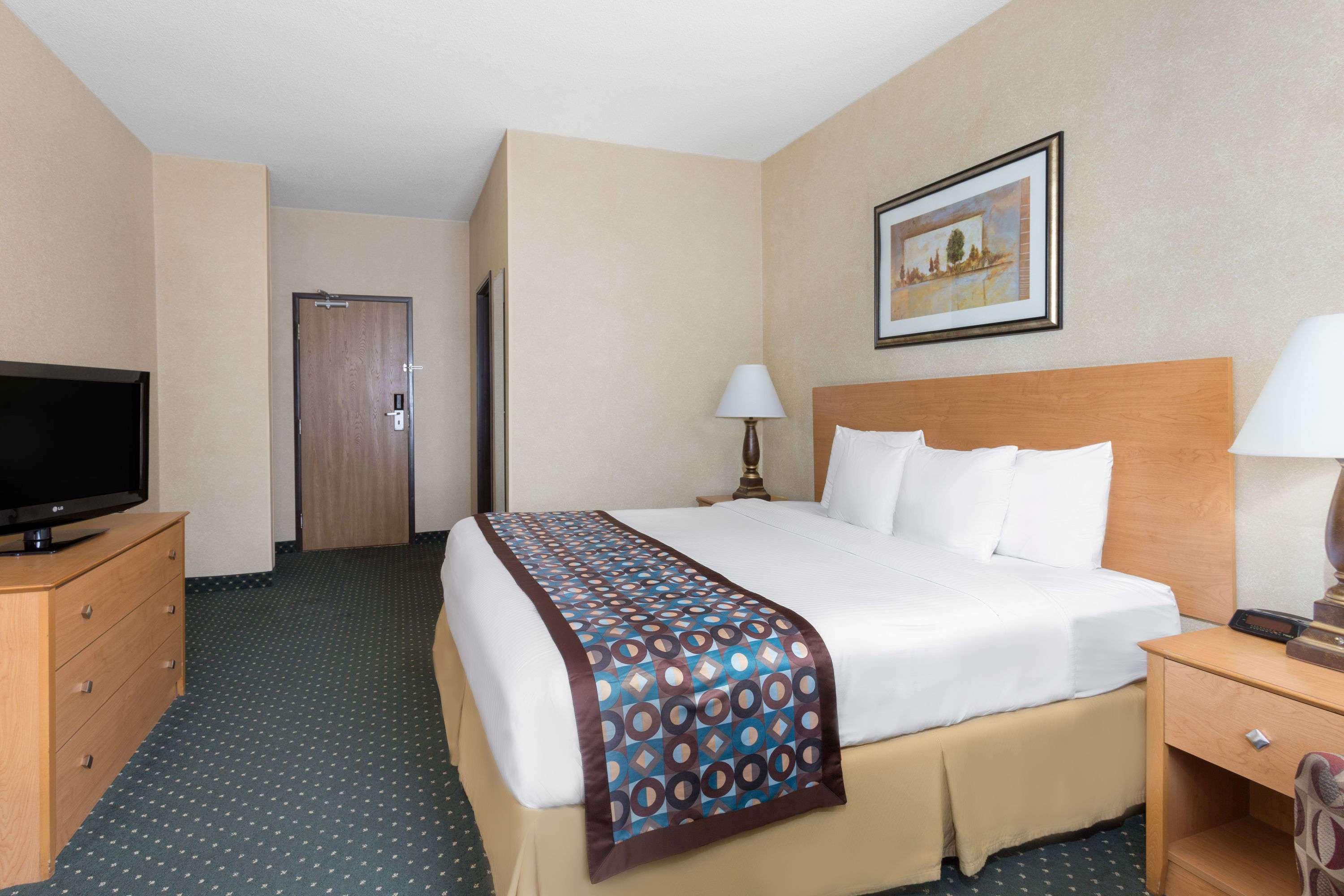 Baymont Inn & Suites Waterloo — photo 5