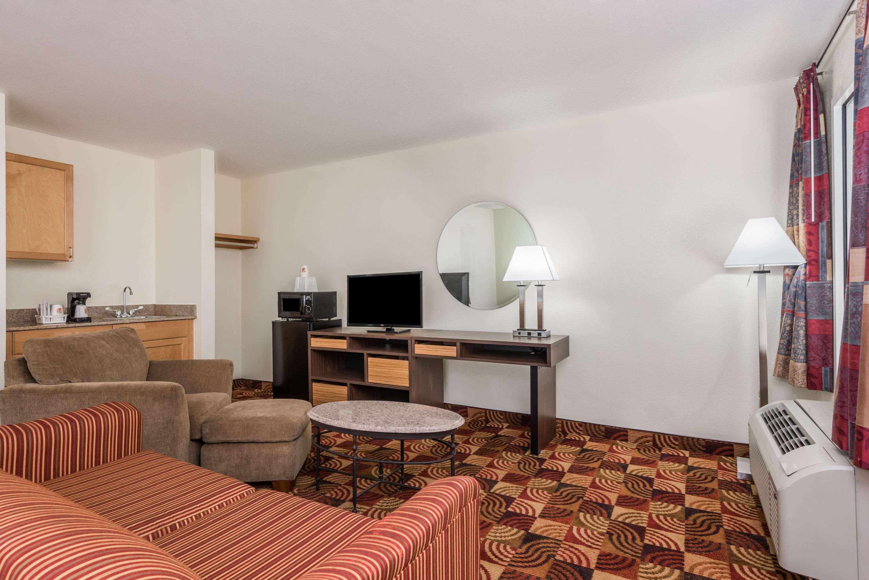 Super 8 by Wyndham Fayetteville — photo 5