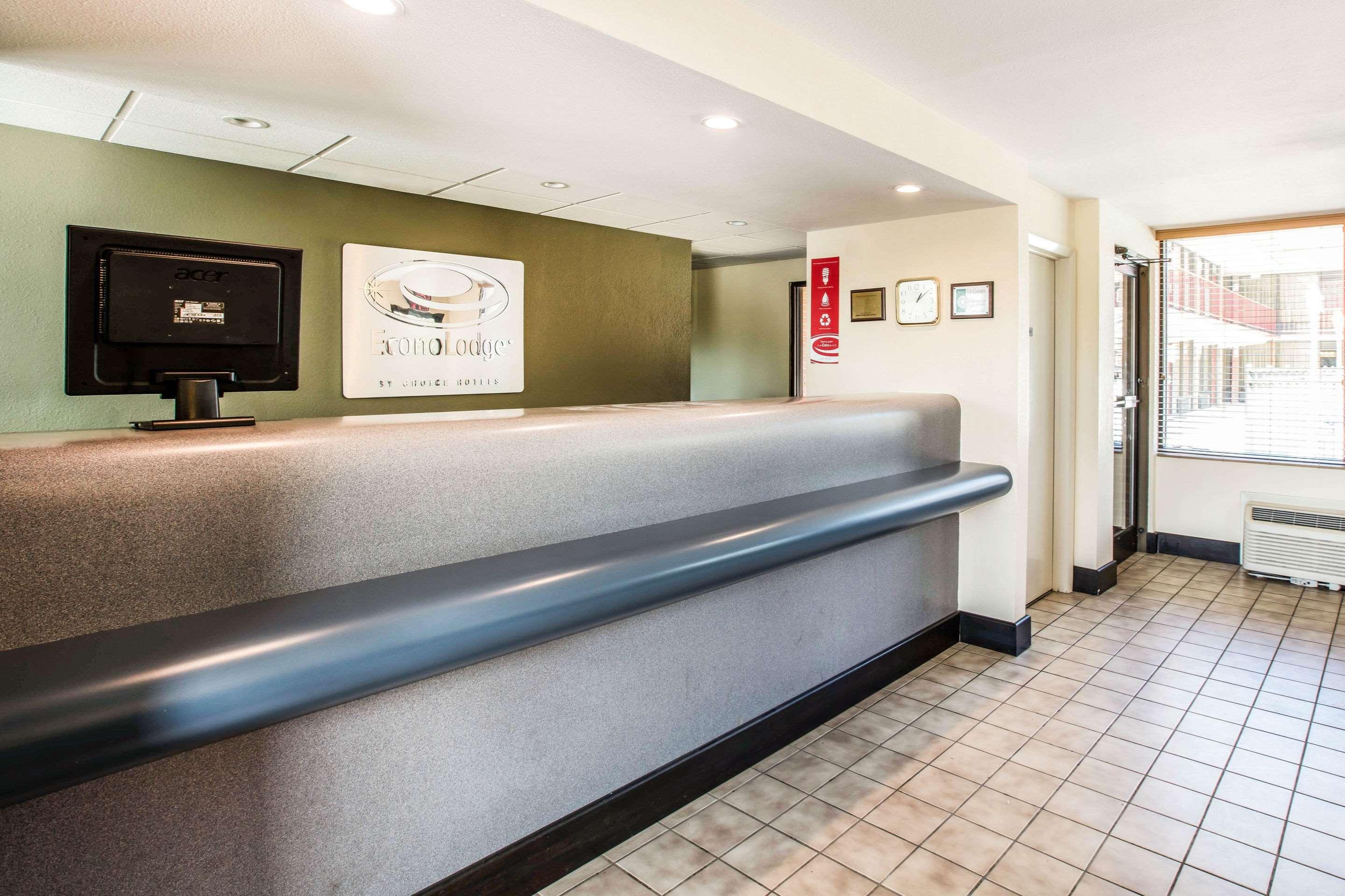 Econo Lodge Airport — photo 5