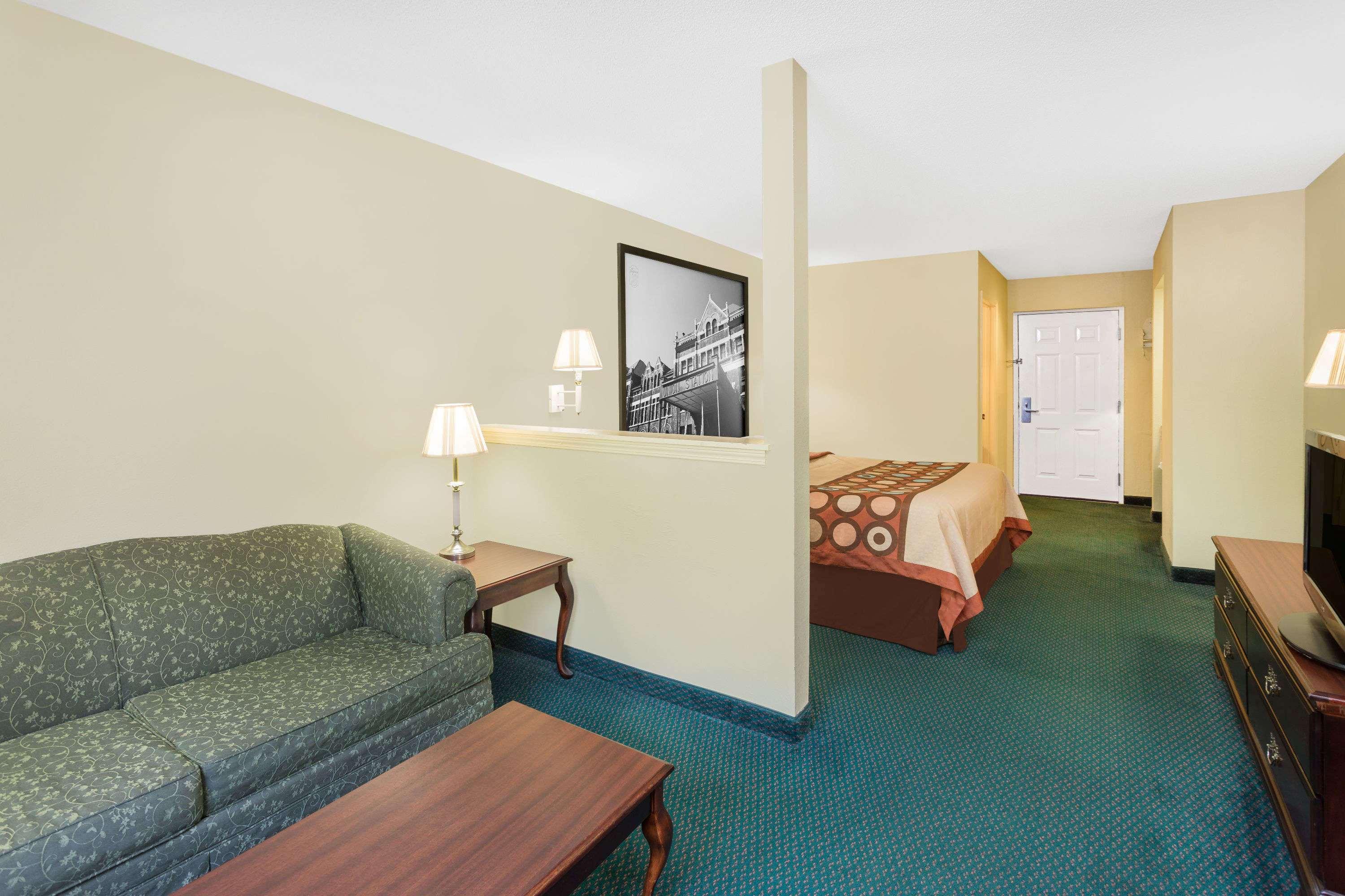 Super 8 by Wyndham Montgomery I-65 — photo 5
