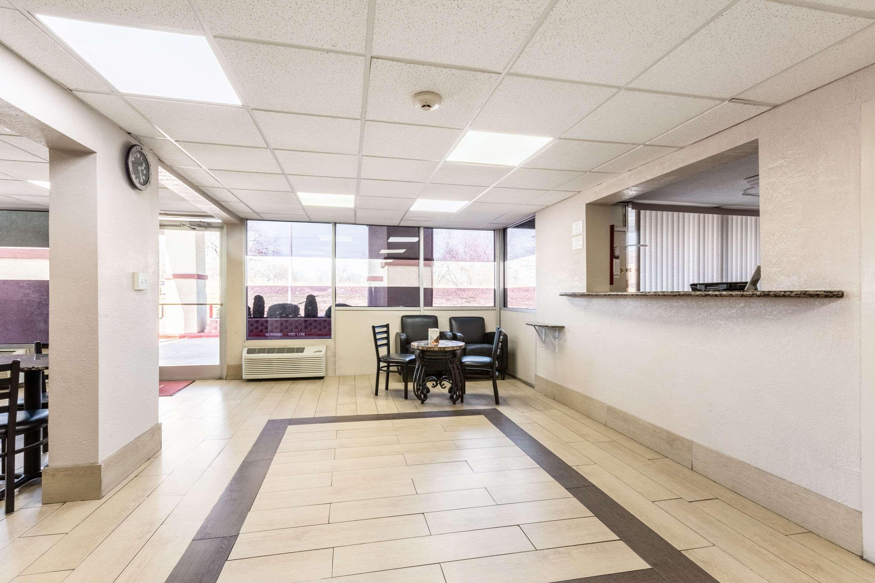 Econo Lodge Inn & Suites Near Bricktown — photo 4