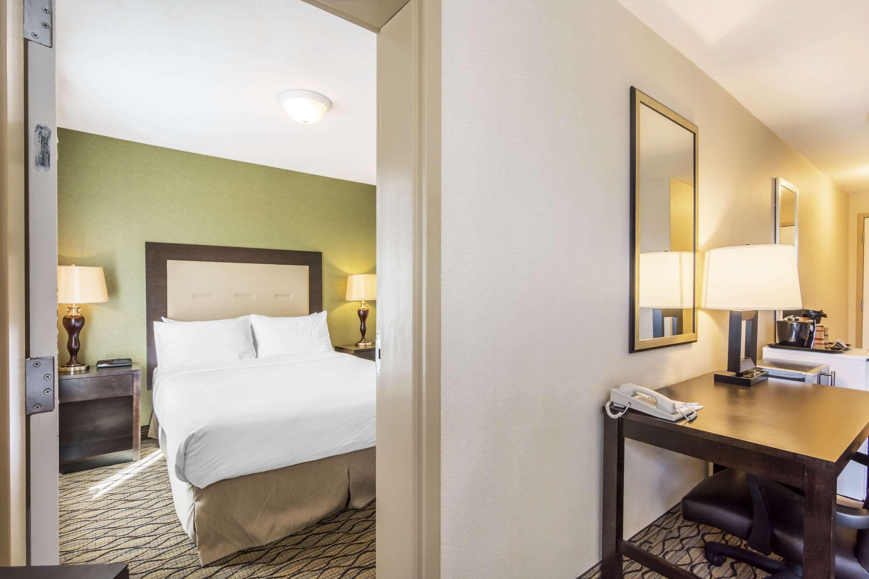 Clarion Hotel & Conference Centre Sherwood Park — photo 4