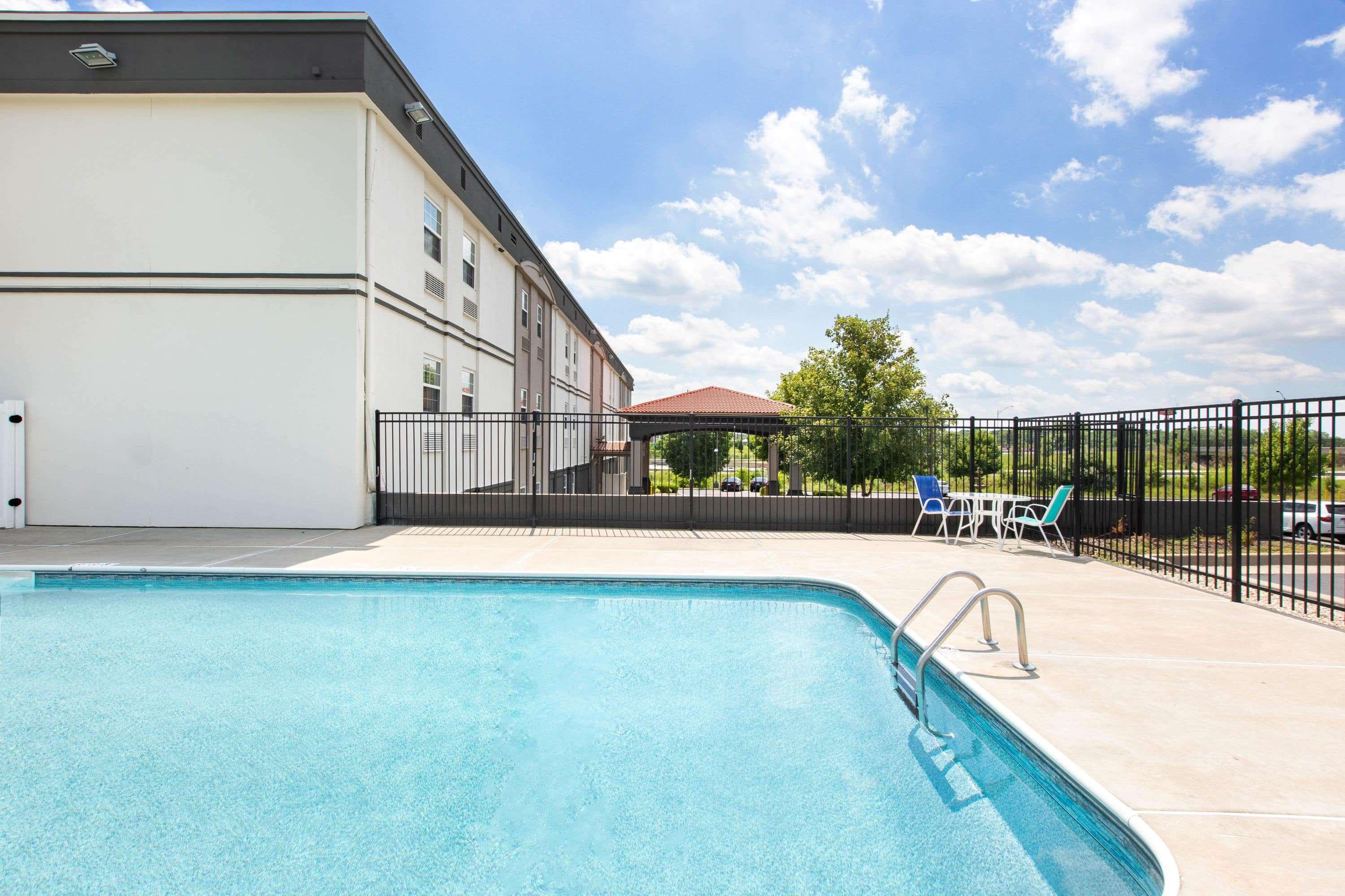 La Quinta Inn & Suites Blue Springs — photo 4