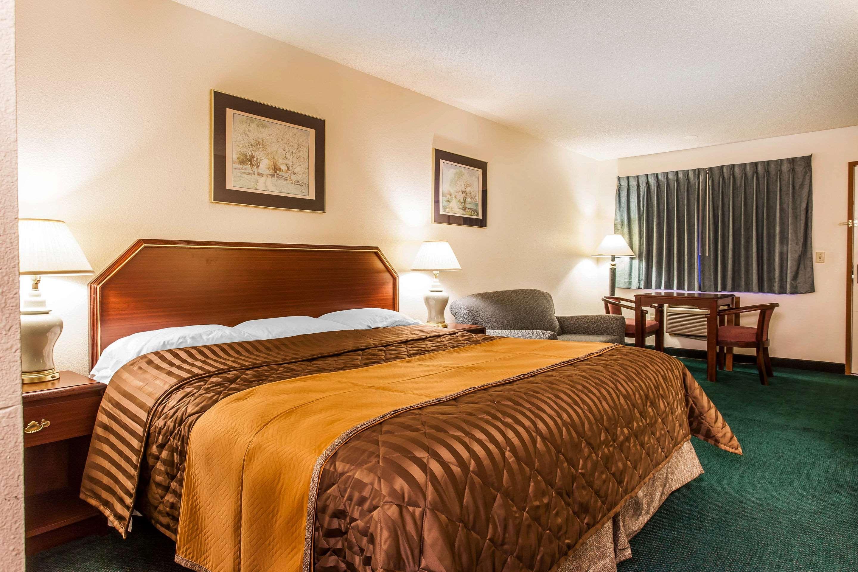 Econo Lodge Everett — photo 5