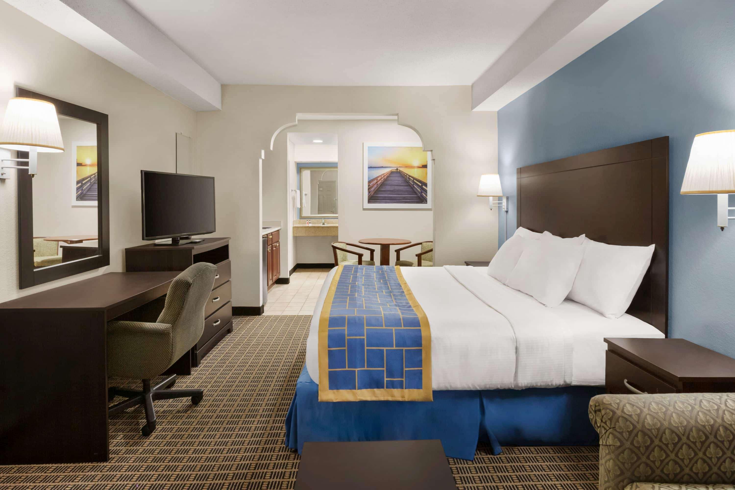 Days Inn & Suites by Windham Savannah Midtown — photo 5