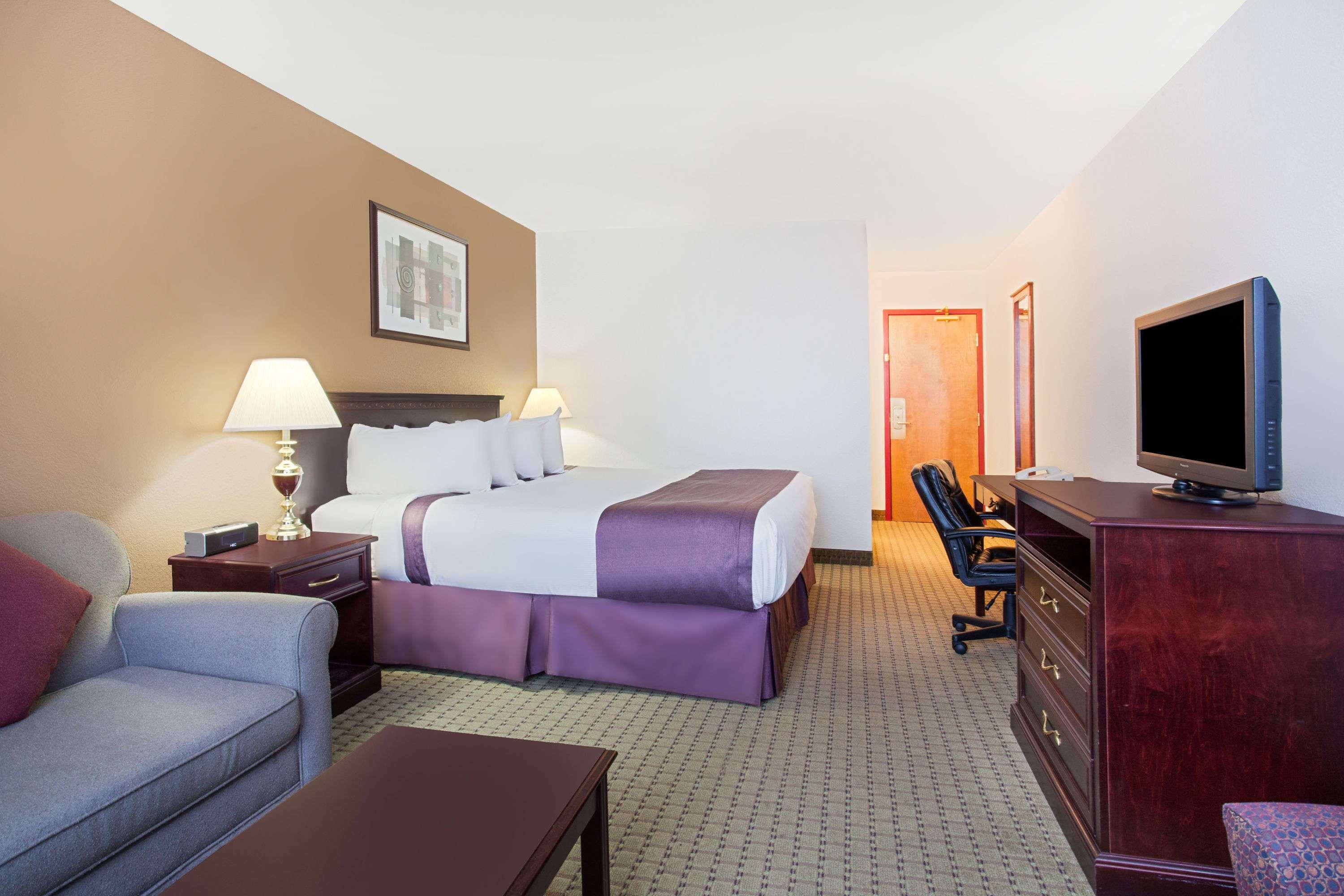 Ramada Red Deer Hotel & Suites — photo 4