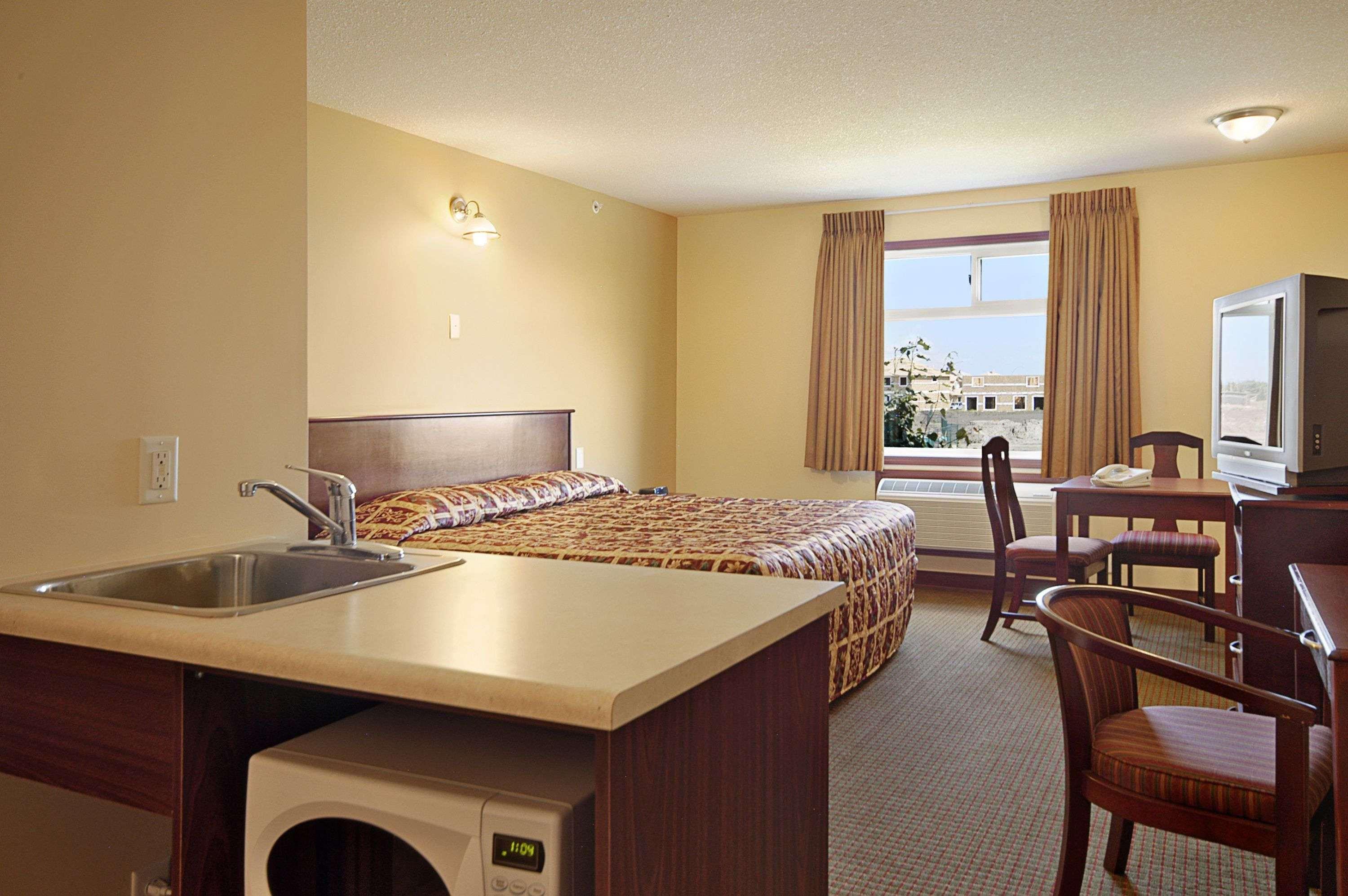 Super 8 by Wyndham Fort Saskatchewan — photo 4