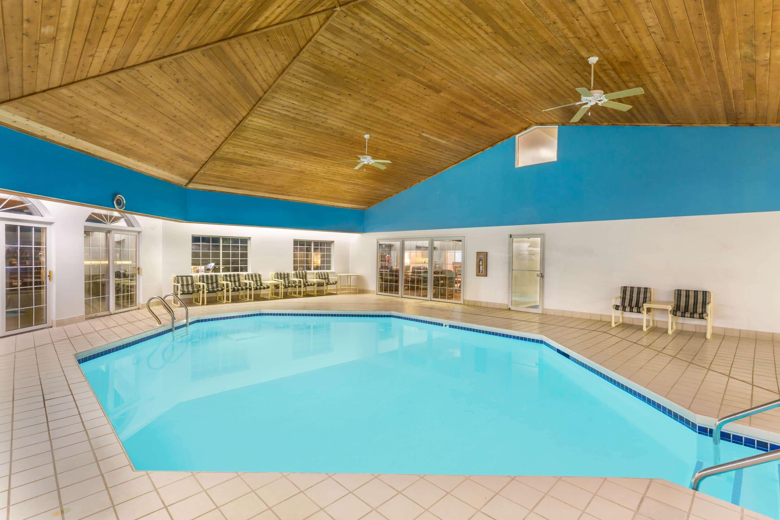 Super 8 by Wyndham Reedsburg — photo 3