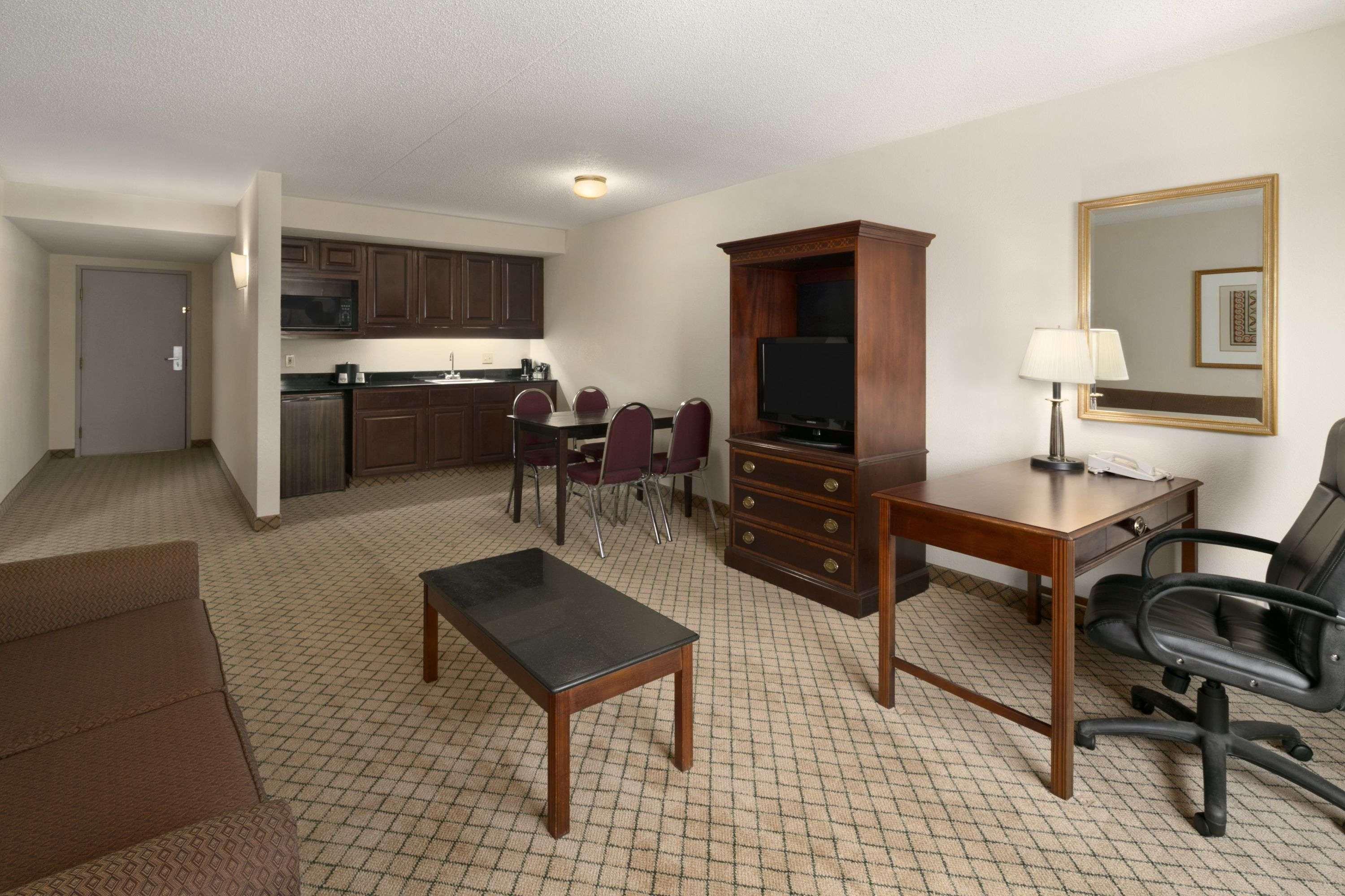 Days Inn & Suites Omaha — photo 4