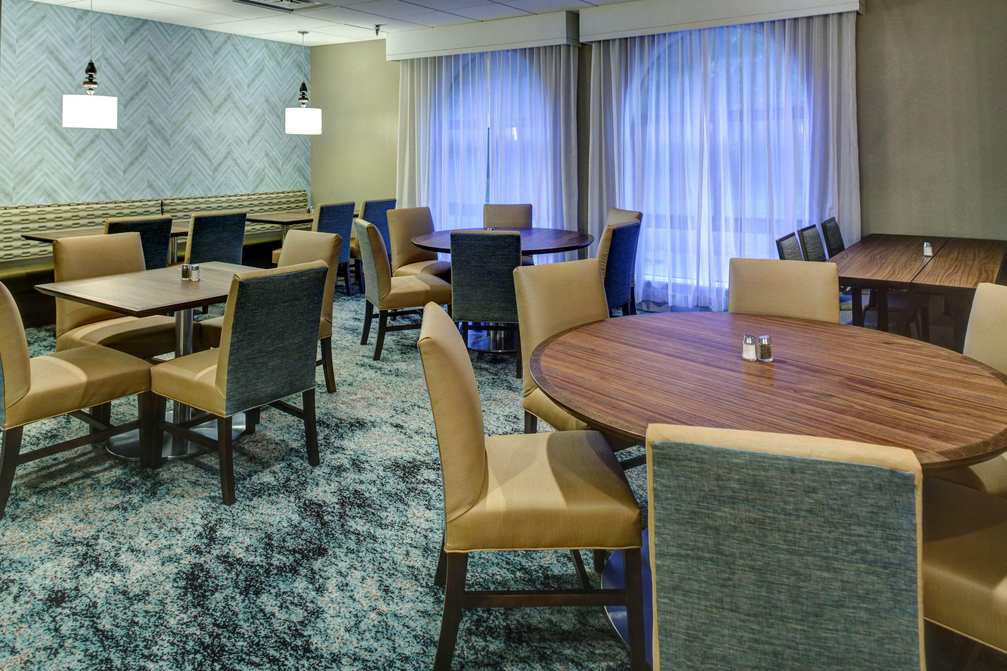 Embassy Suites by Hilton Williamsburg — photo 4