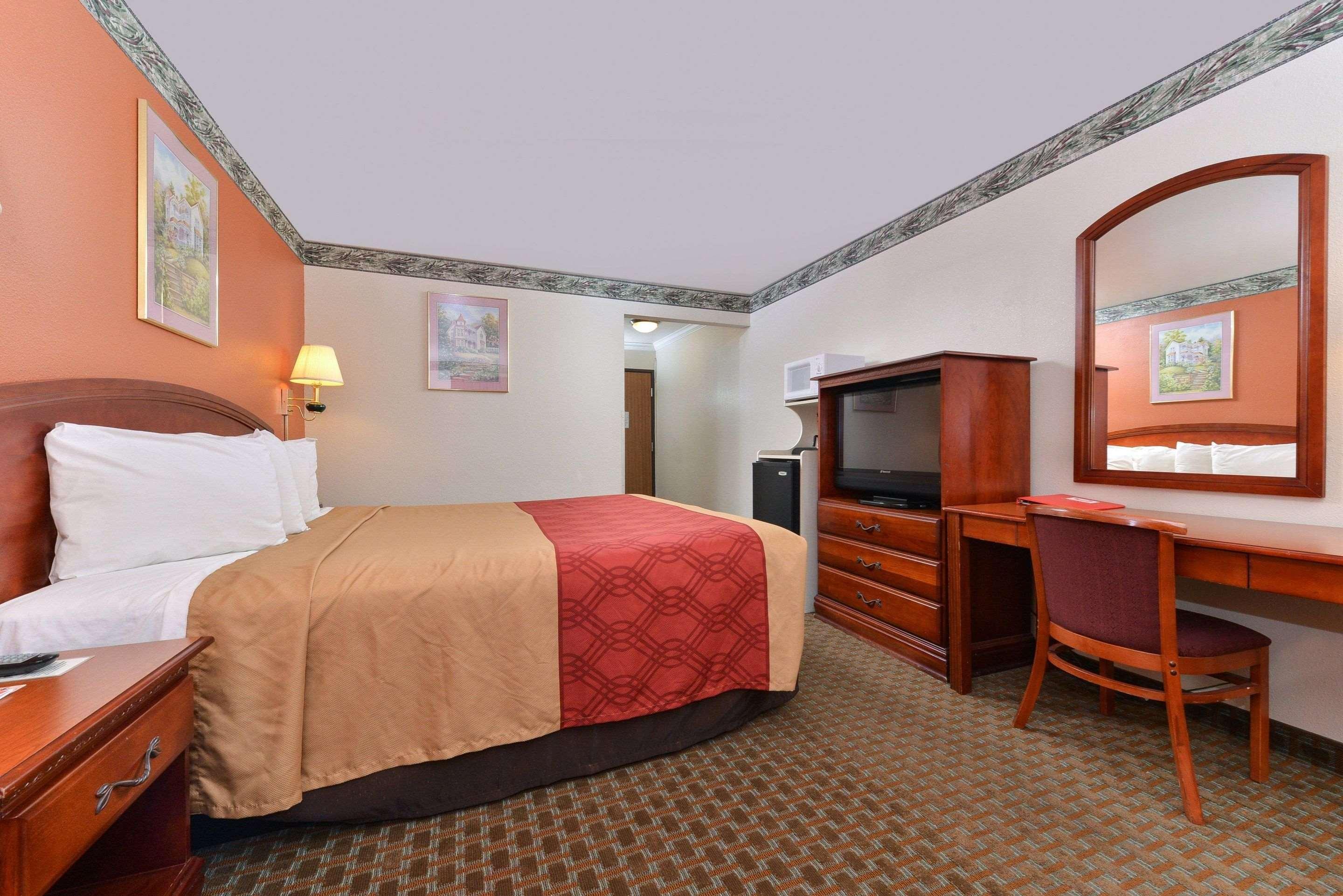 Econo Lodge Inn & Suites — photo 4
