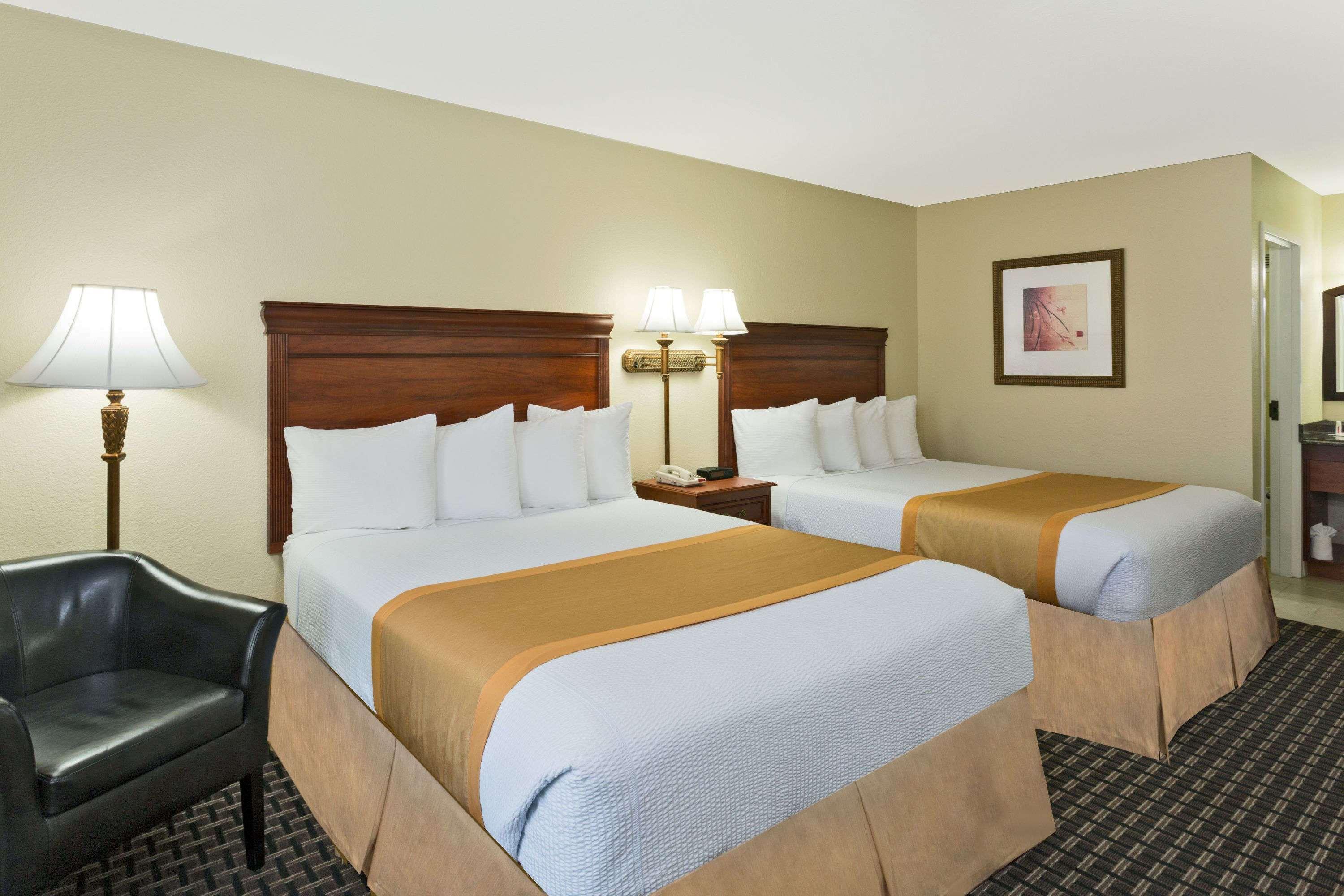 Days Inn by Wyndham Port Charlotte Town Center — photo 4