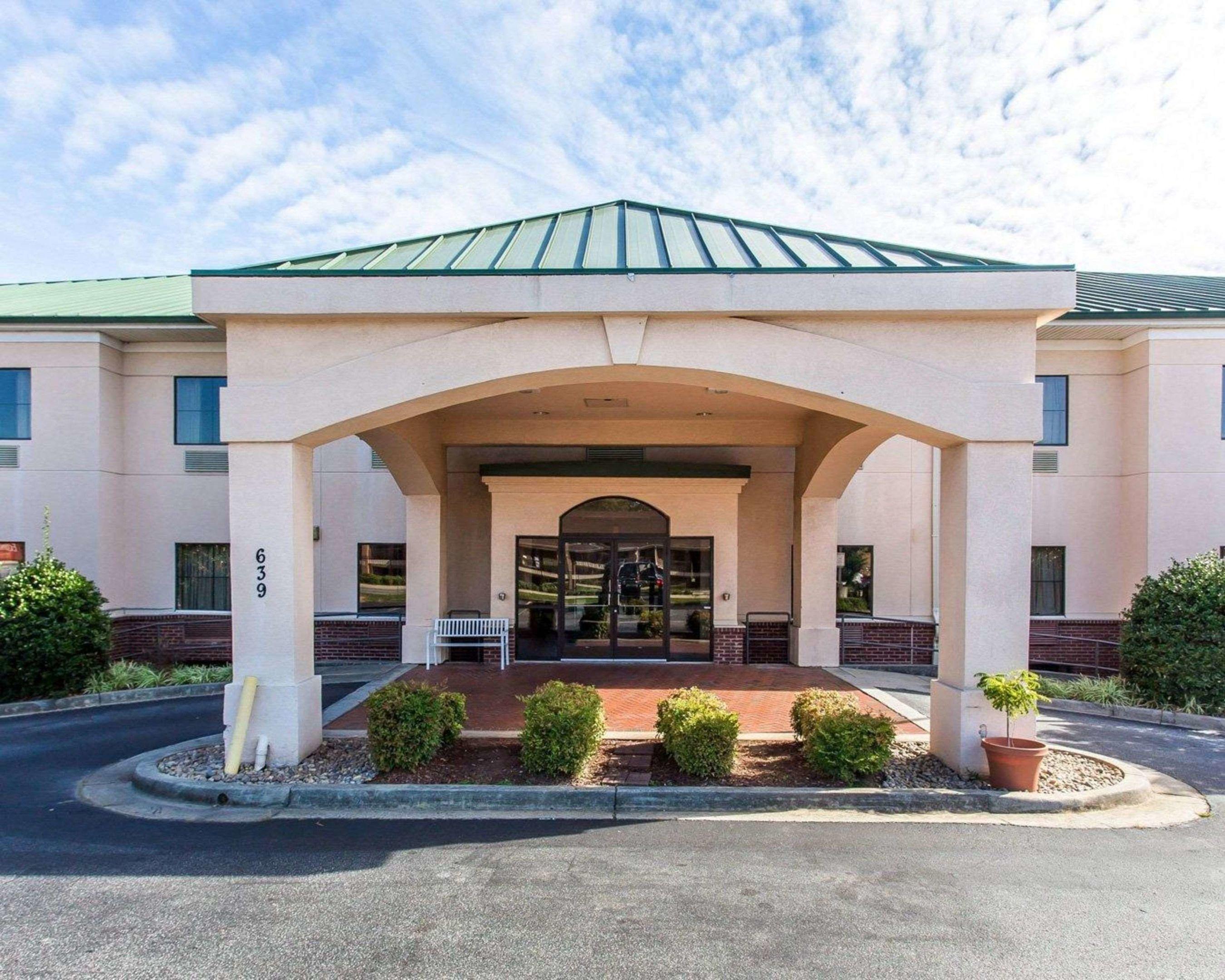Econo Lodge Inn & Suites — photo 3