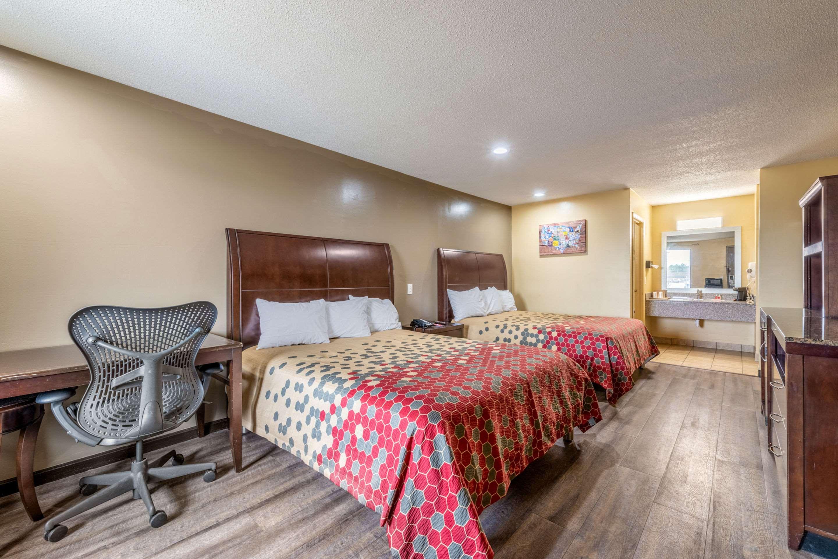 Econo Lodge Inn & Suites — photo 5