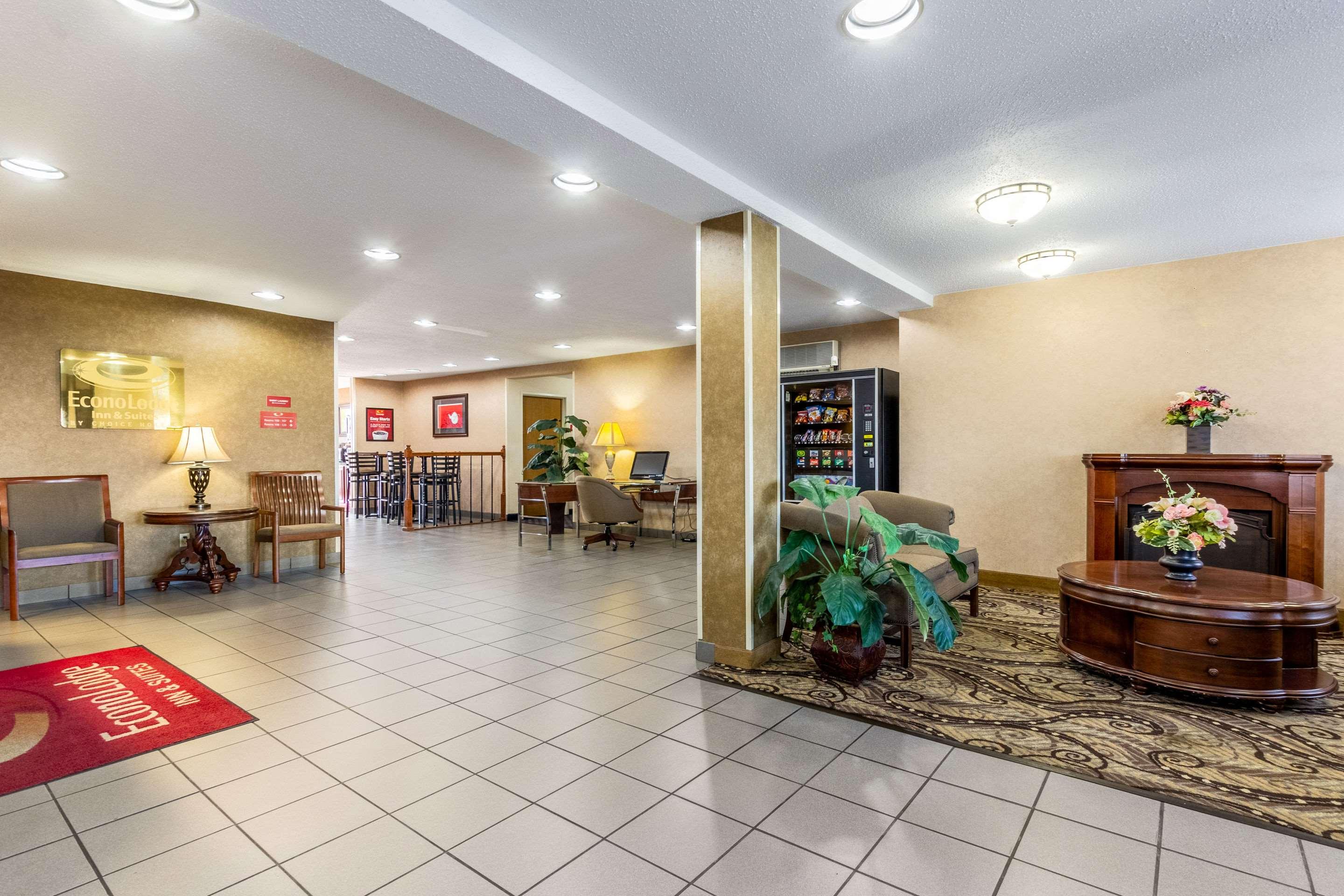 Econo Lodge Inn & Suites — photo 3