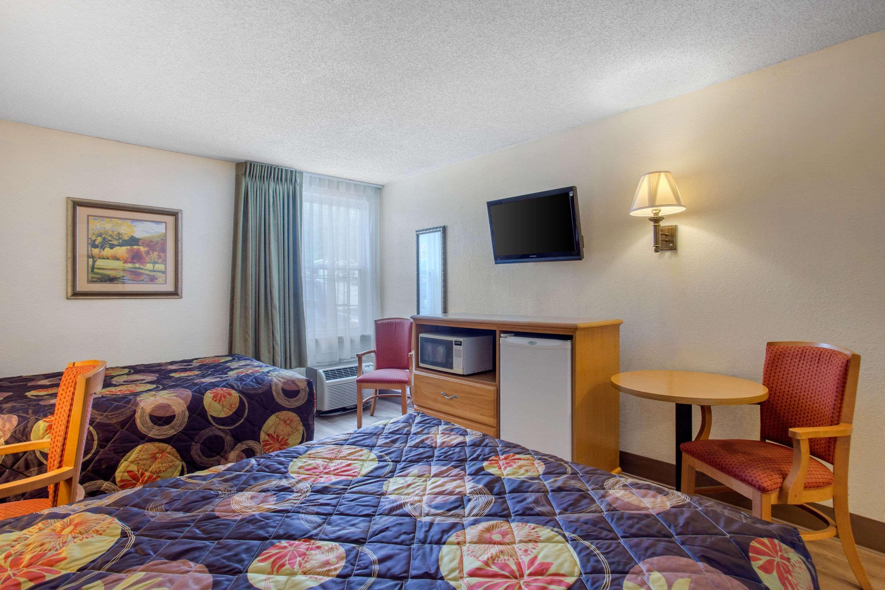 Rodeway Inn Asheville — photo 3