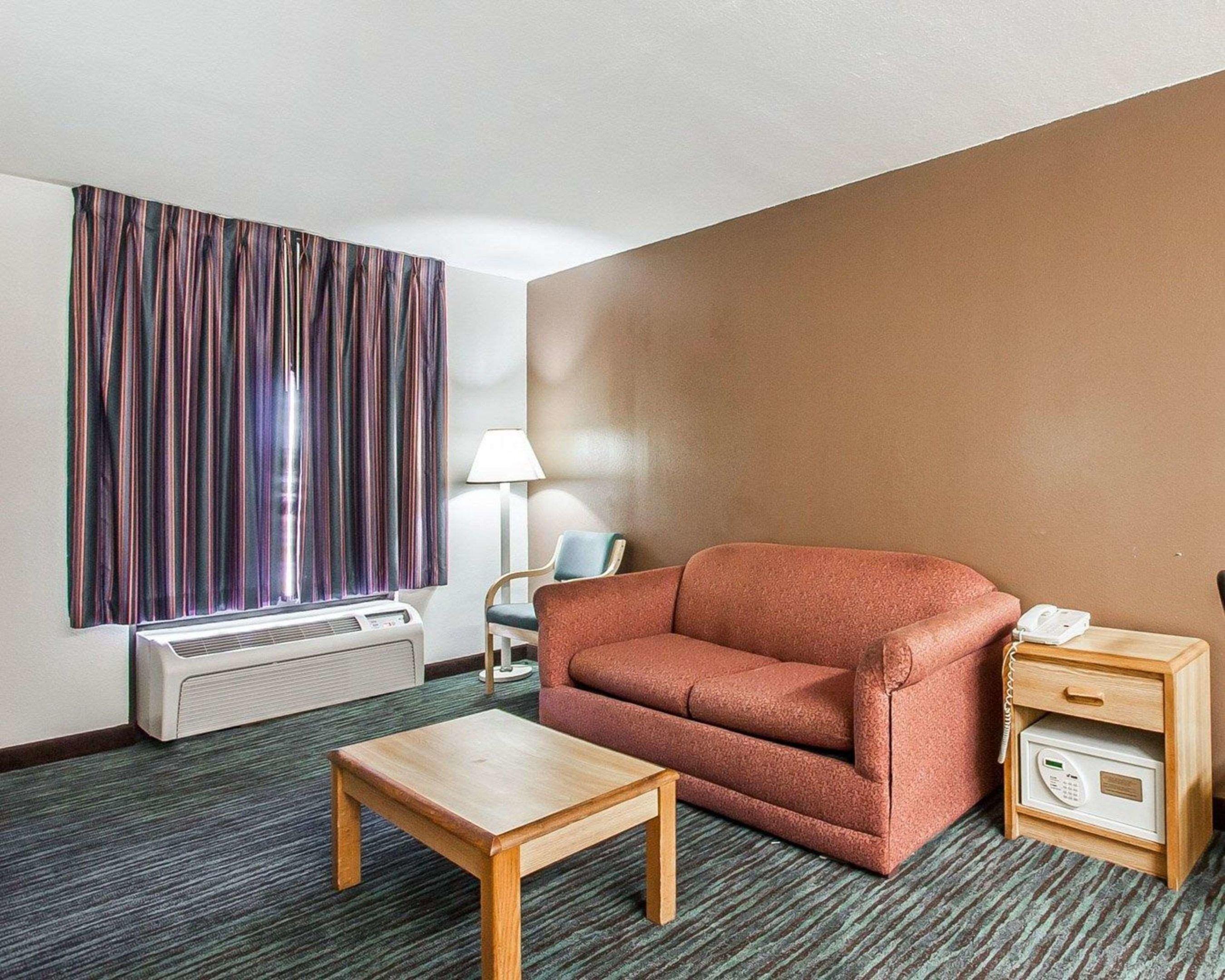 Econo Lodge Inn & Suites — photo 4