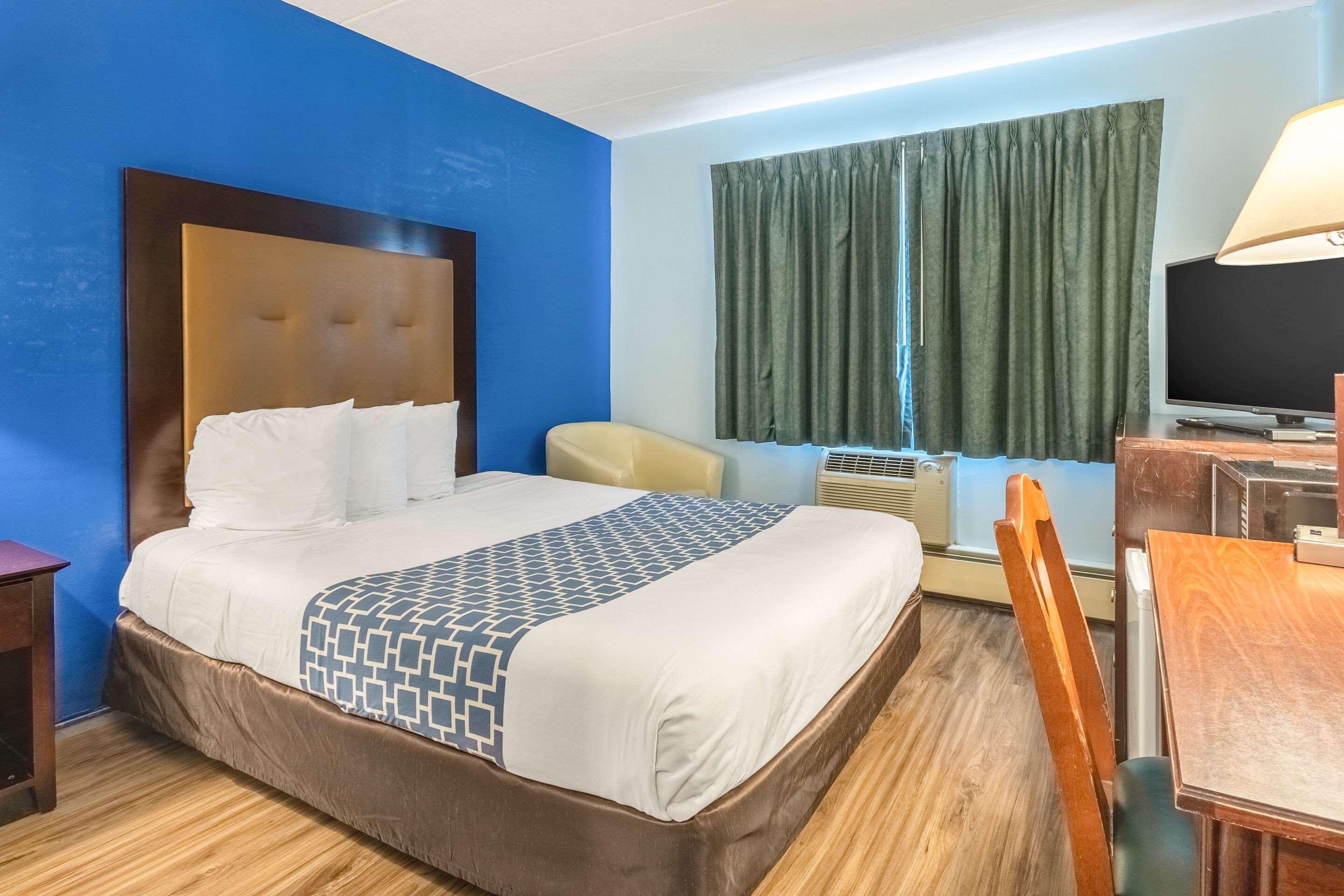 Econo Lodge Inn & Suites — photo 4