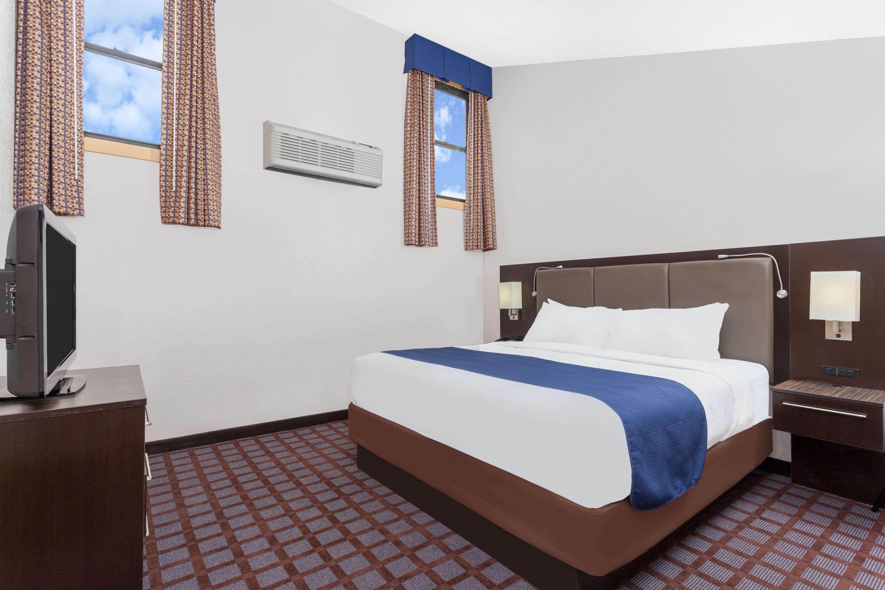 Days Inn Woodbury Long Island — photo 4