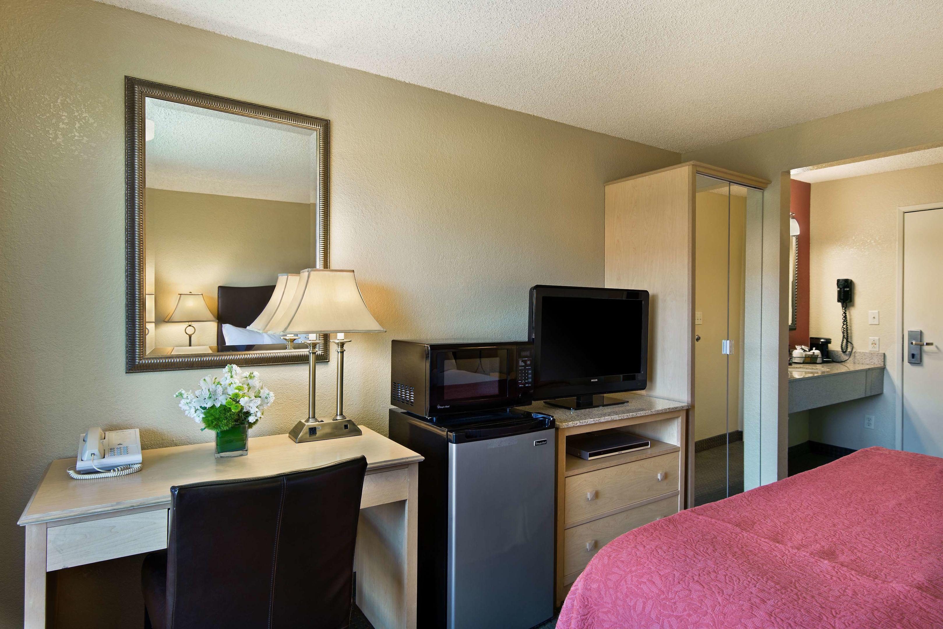 Oxford Suites Lancaster — photo 4