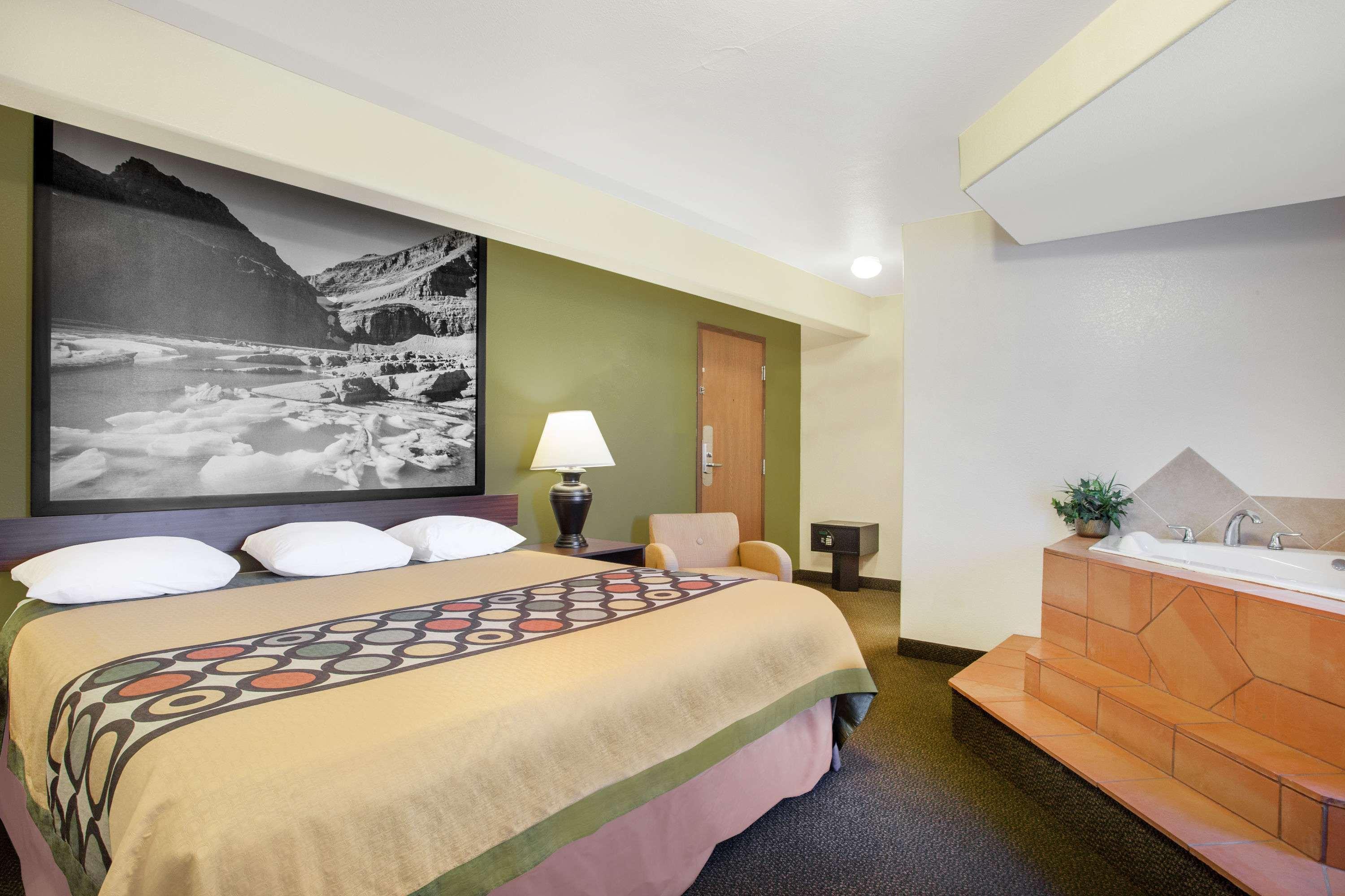 Super 8 by Wyndham Livingston — photo 3
