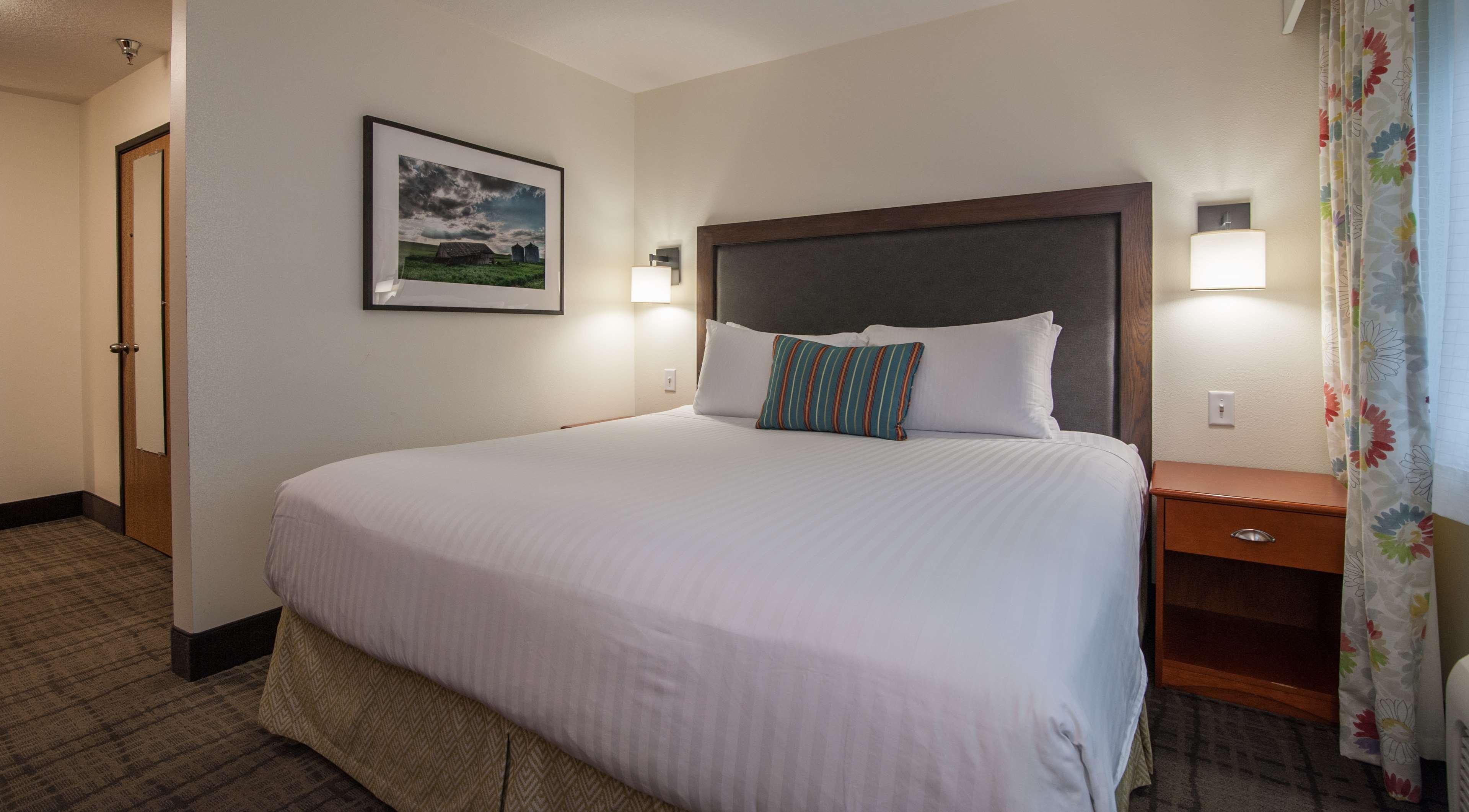 Best Western Plus University Park Inn & Suites — photo 4