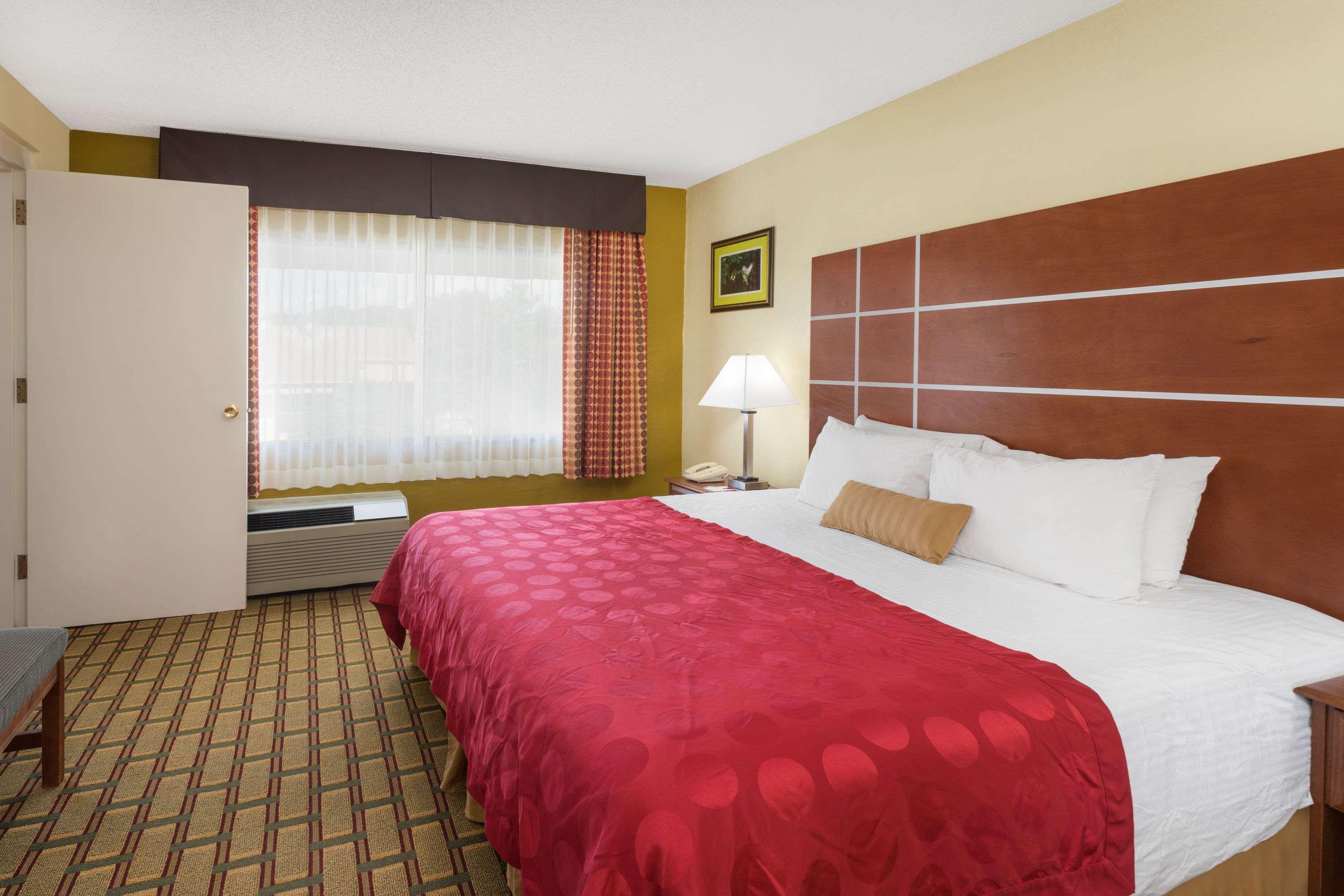 Ramada by Wyndham Asheville Southeast — photo 4