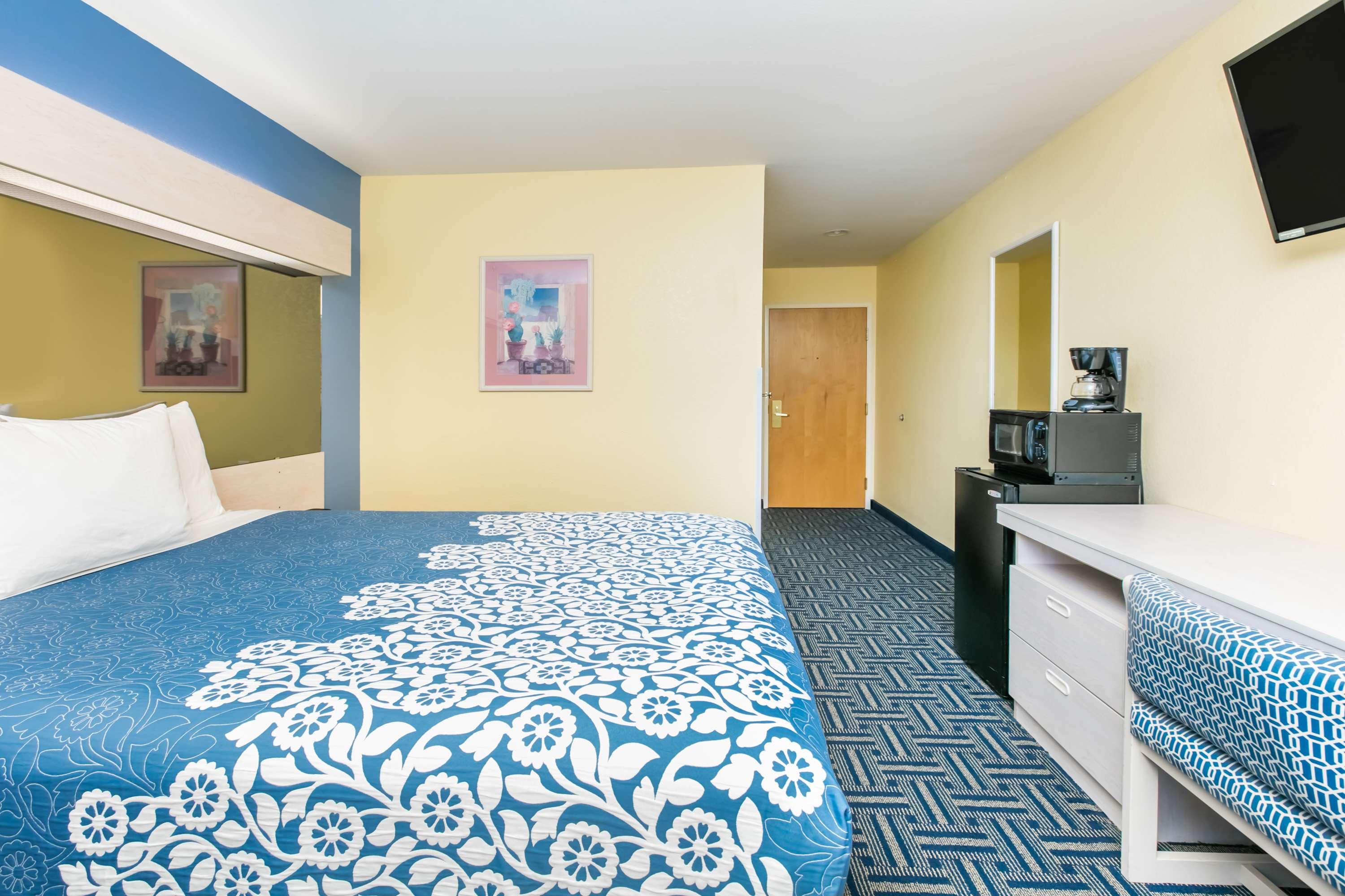 Days Inn & Suites Pryor — photo 4